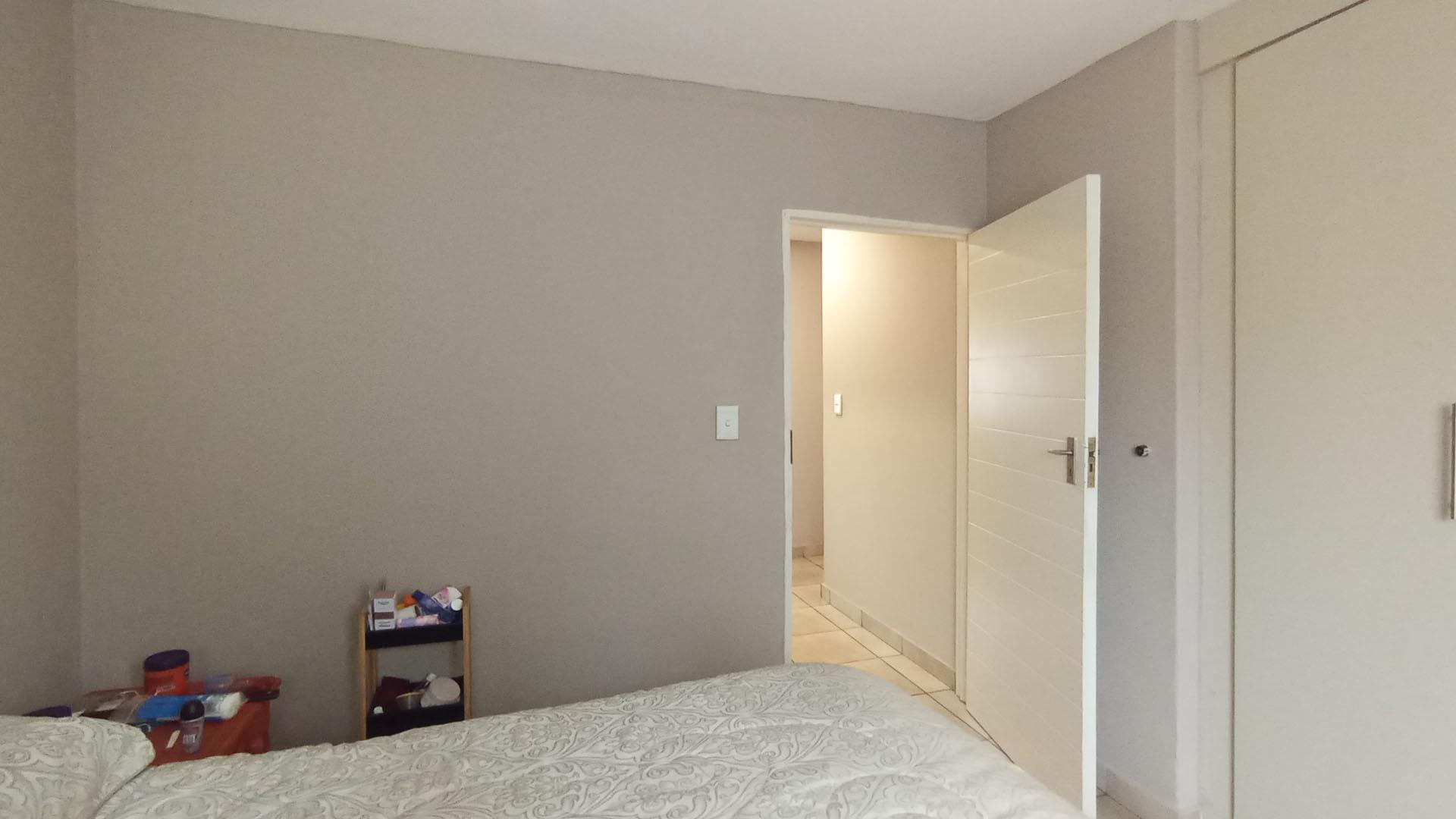 Bed Room 1 - 14 square meters of property in Annlin West