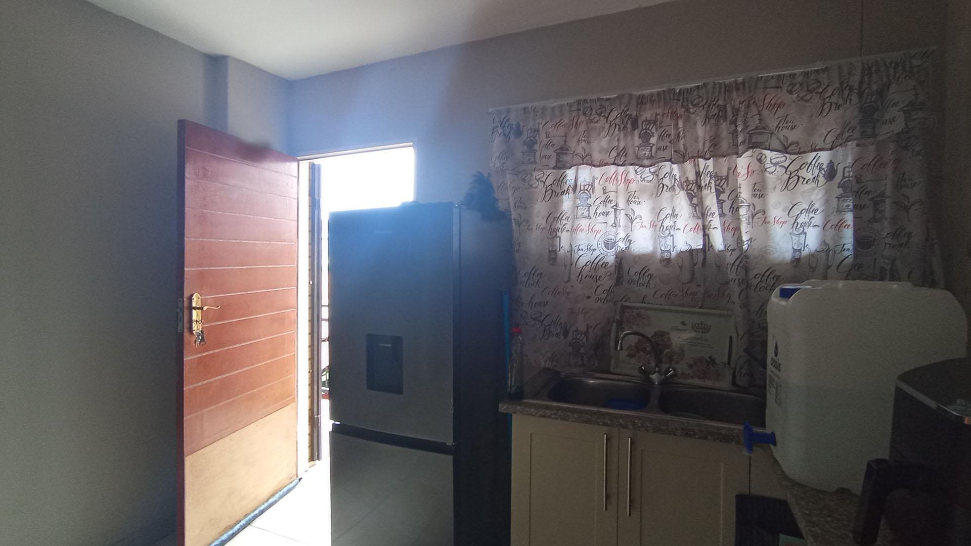 Kitchen - 14 square meters of property in Annlin West