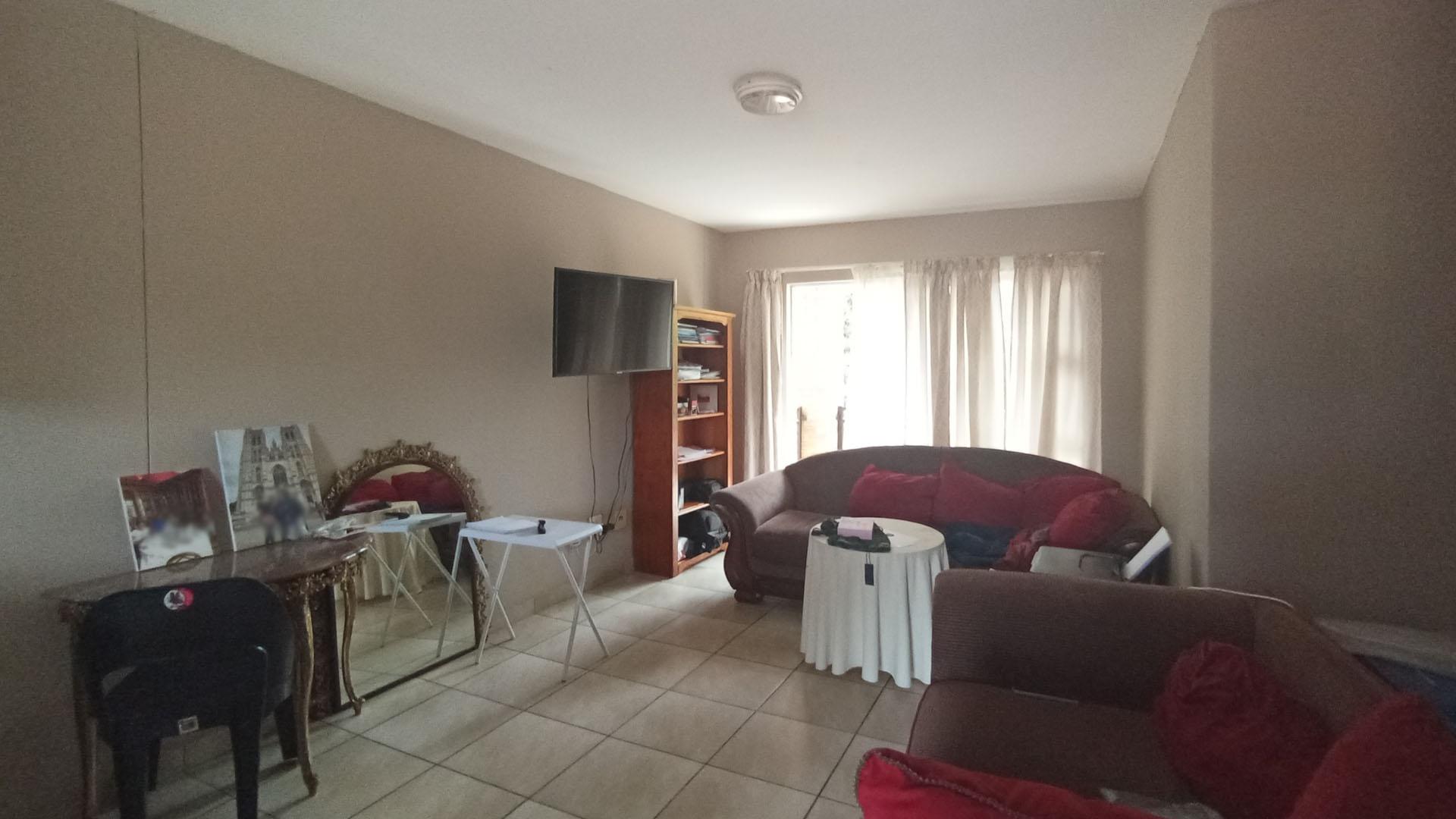 Lounges - 18 square meters of property in Annlin West