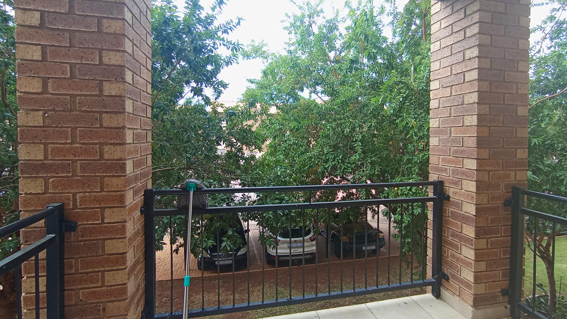 Balcony - 6 square meters of property in Annlin West