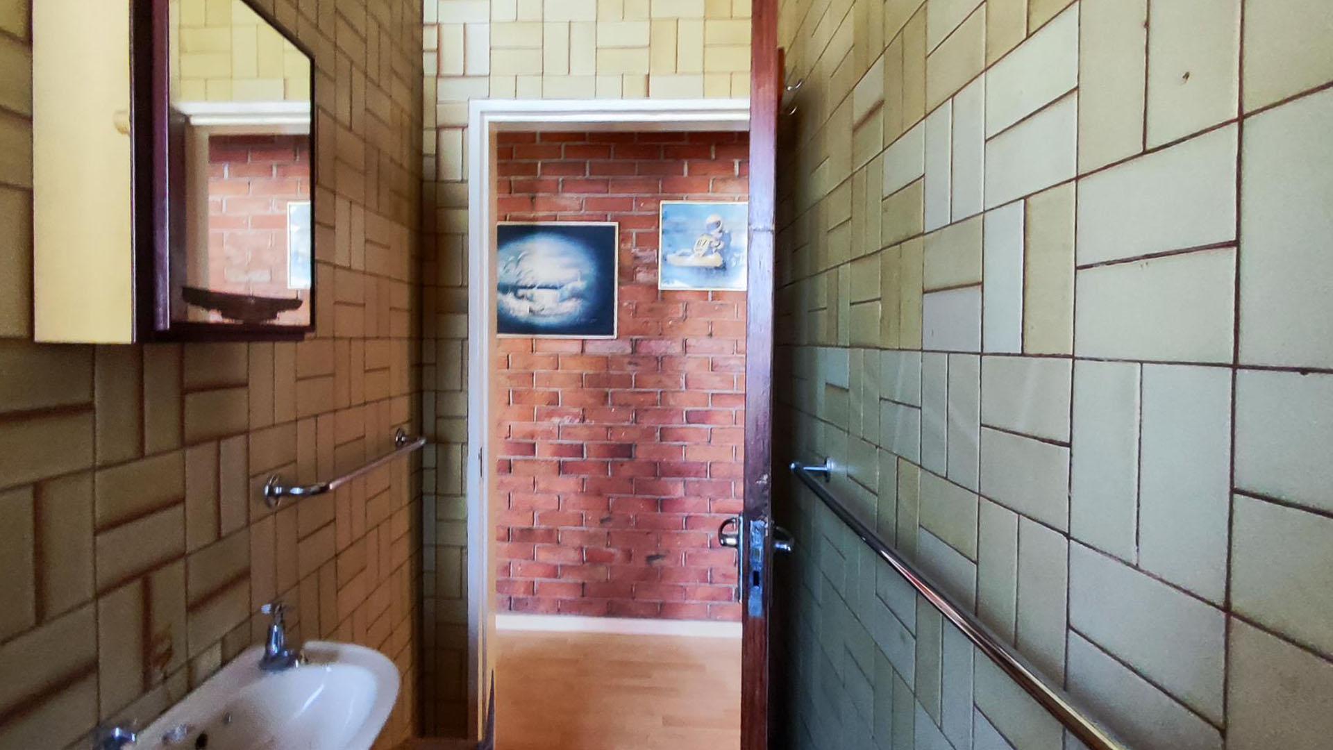 Bathroom 1 - 4 square meters of property in Bonaero Park