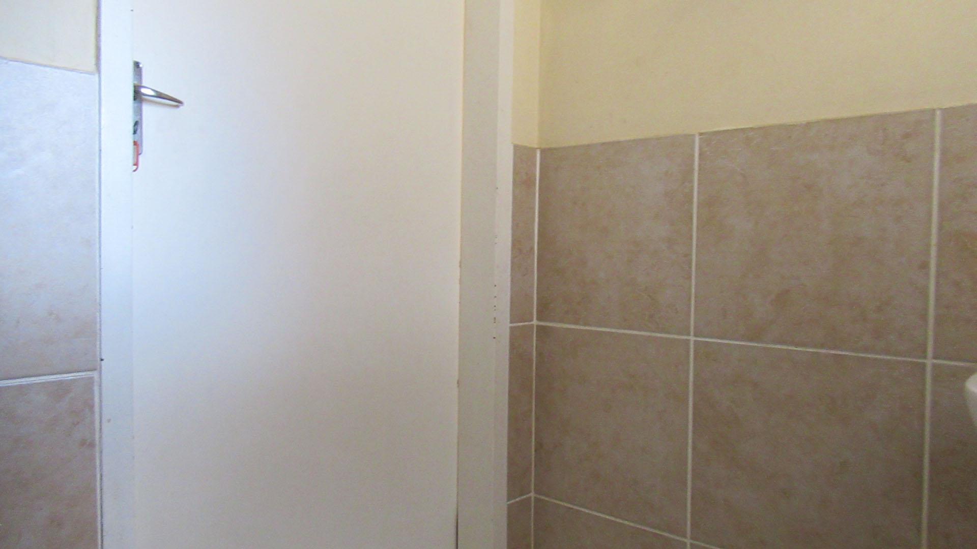 Bathroom 1 - 3 square meters of property in Witpoortjie