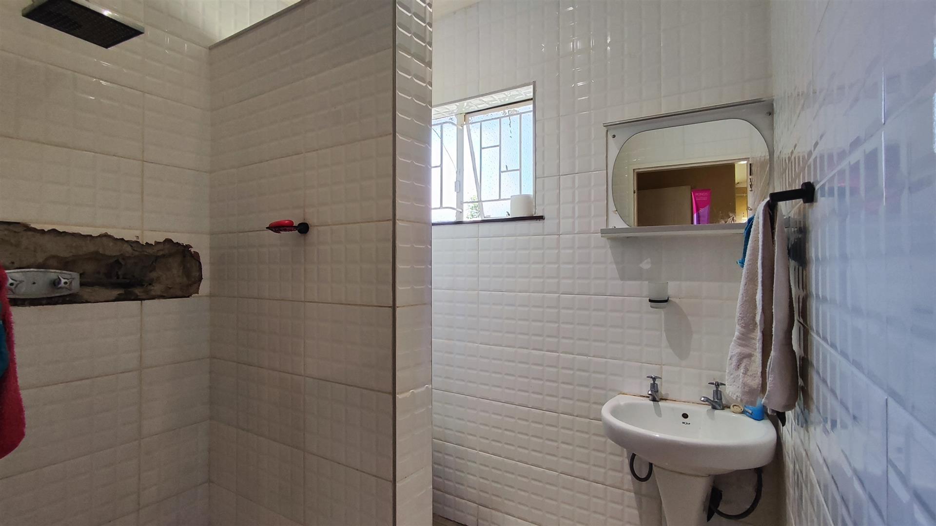 Main Bathroom - 4 square meters of property in Mayberry Park
