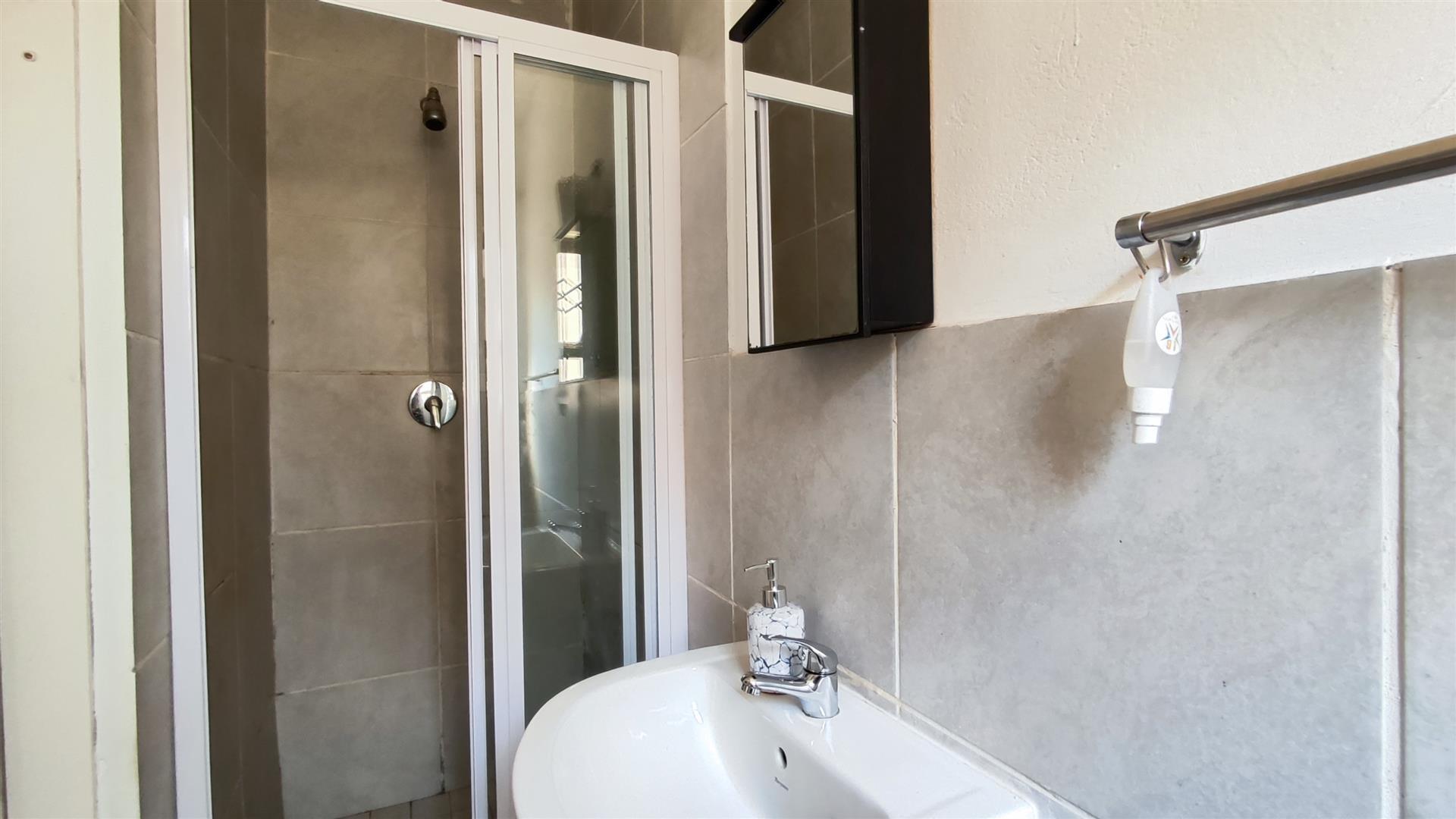 Main Bathroom - 4 square meters of property in Groblerpark