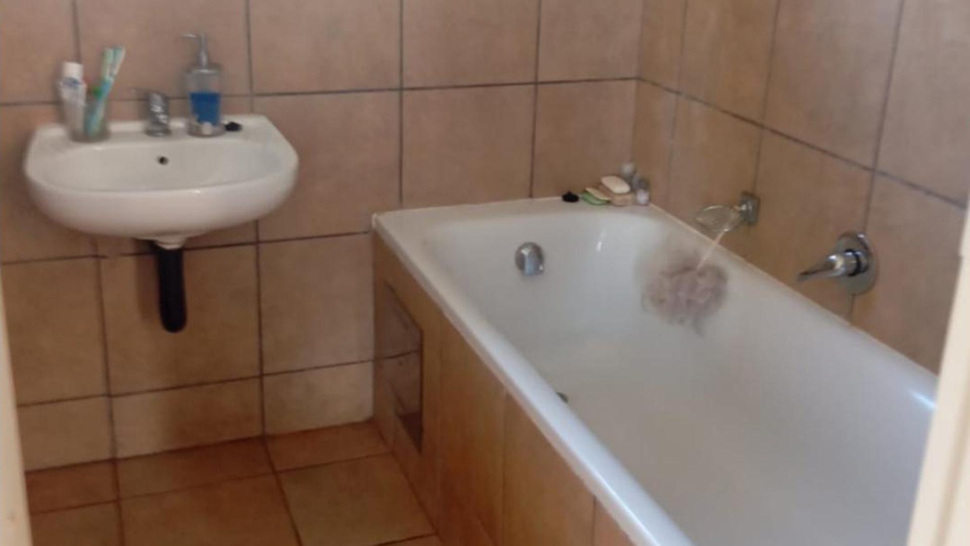 Bathroom 1 - 7 square meters of property in Protea Glen
