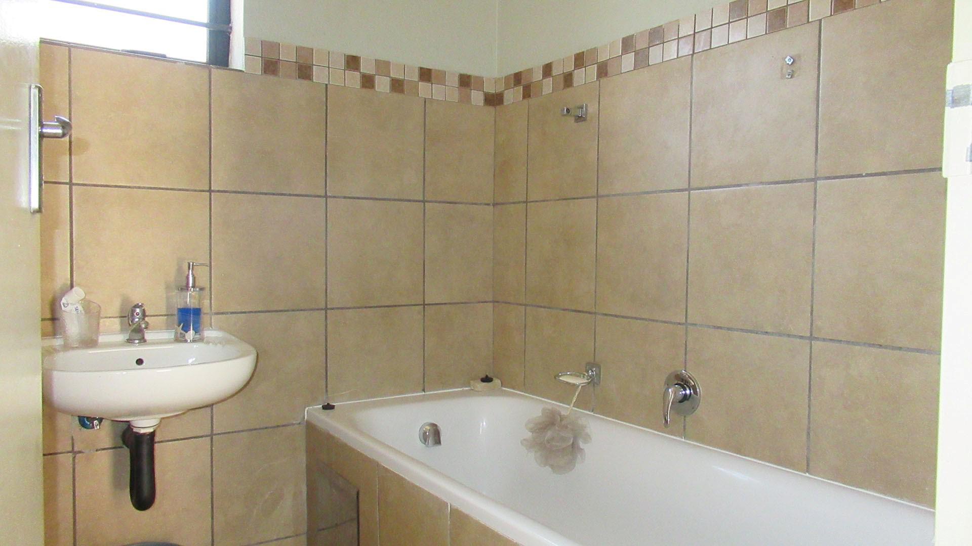 Bathroom 1 - 7 square meters of property in Protea Glen