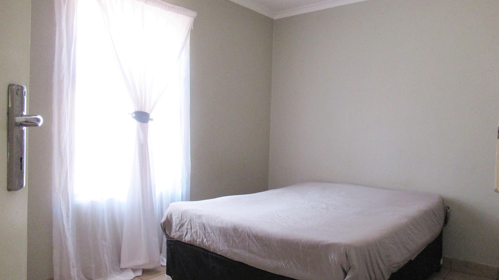 Main Bedroom - 13 square meters of property in Protea Glen