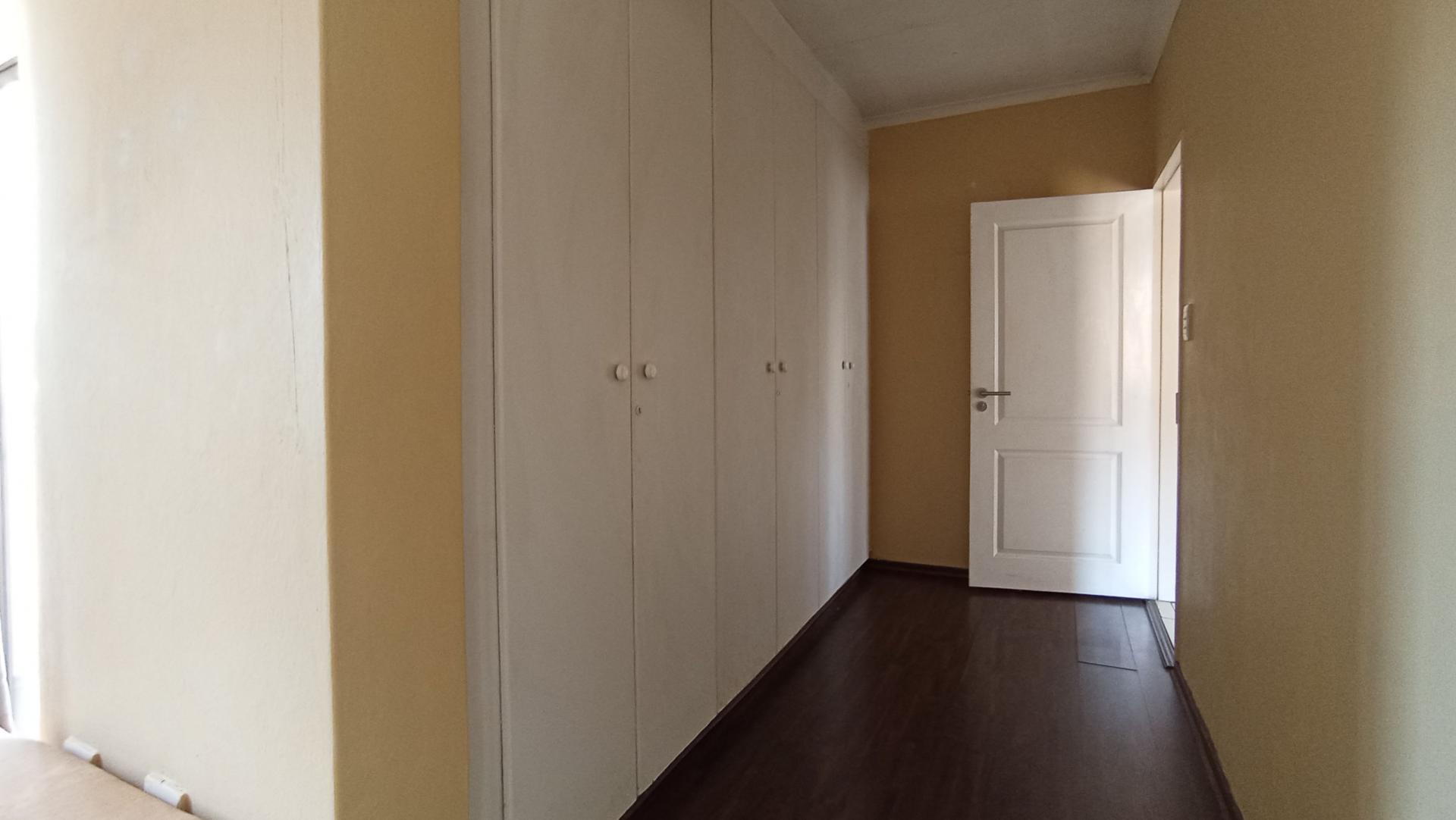 Main Bedroom - 24 square meters of property in Mondeor