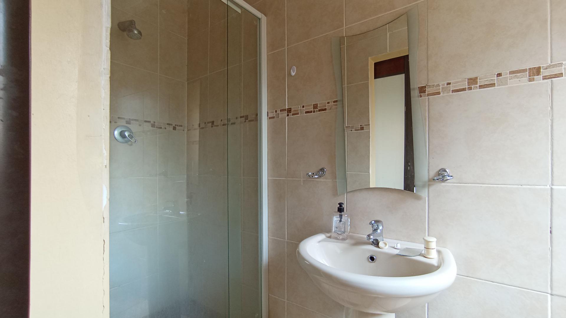 Main Bathroom - 3 square meters of property in Mondeor