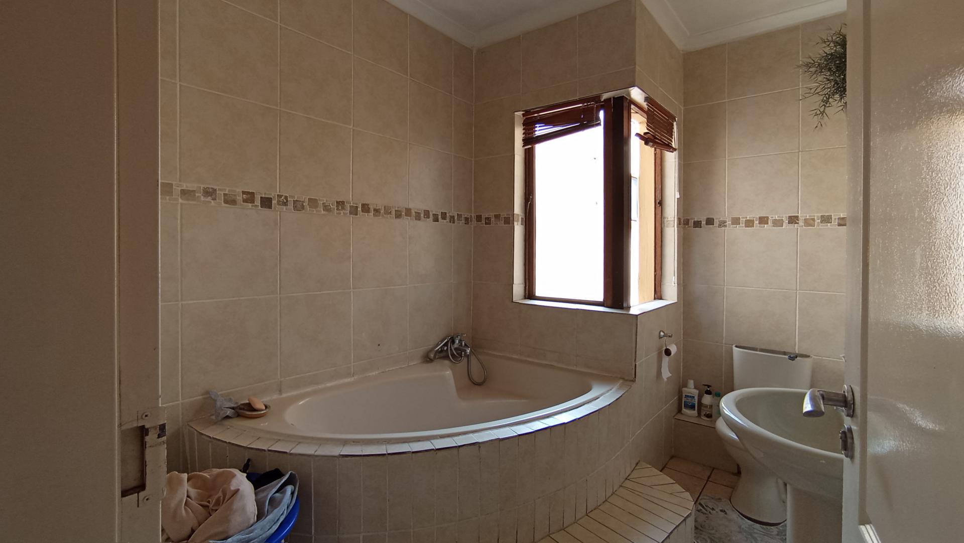 Bathroom 1 - 6 square meters of property in Mondeor