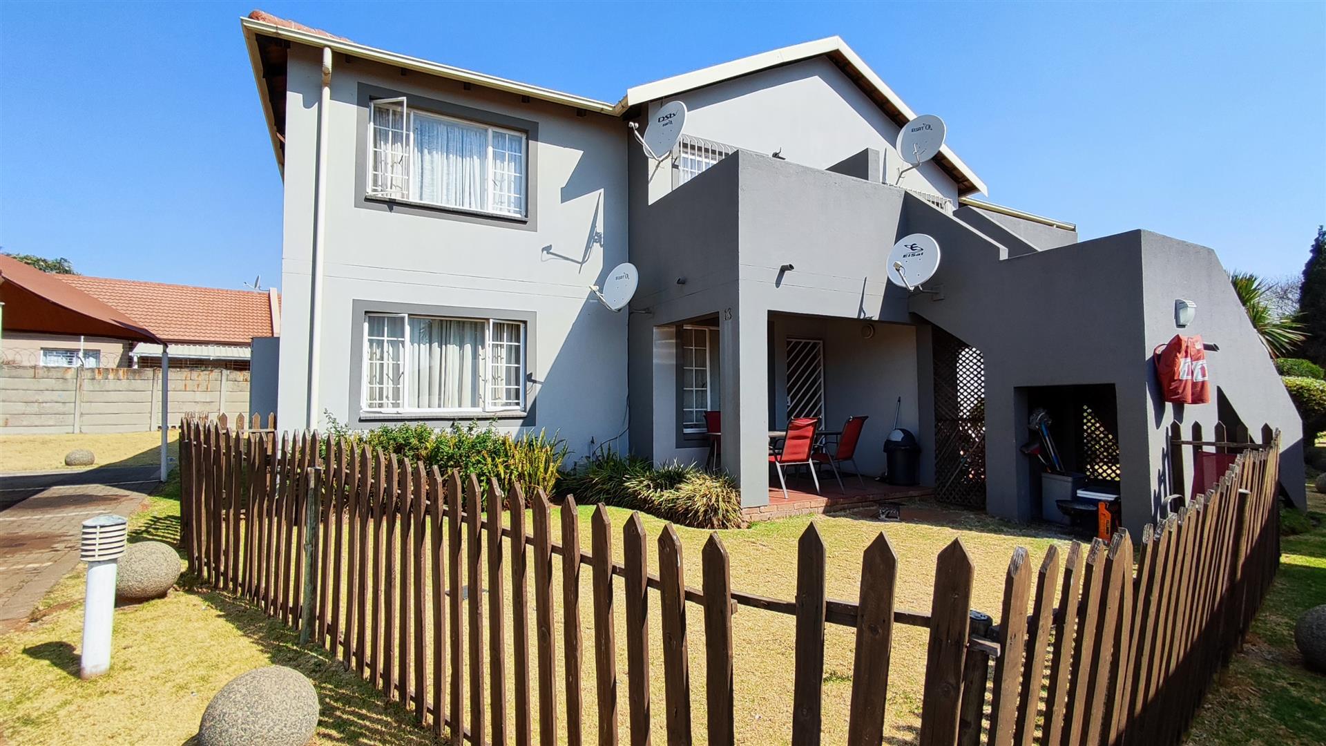 Front View of property in Glen Marais