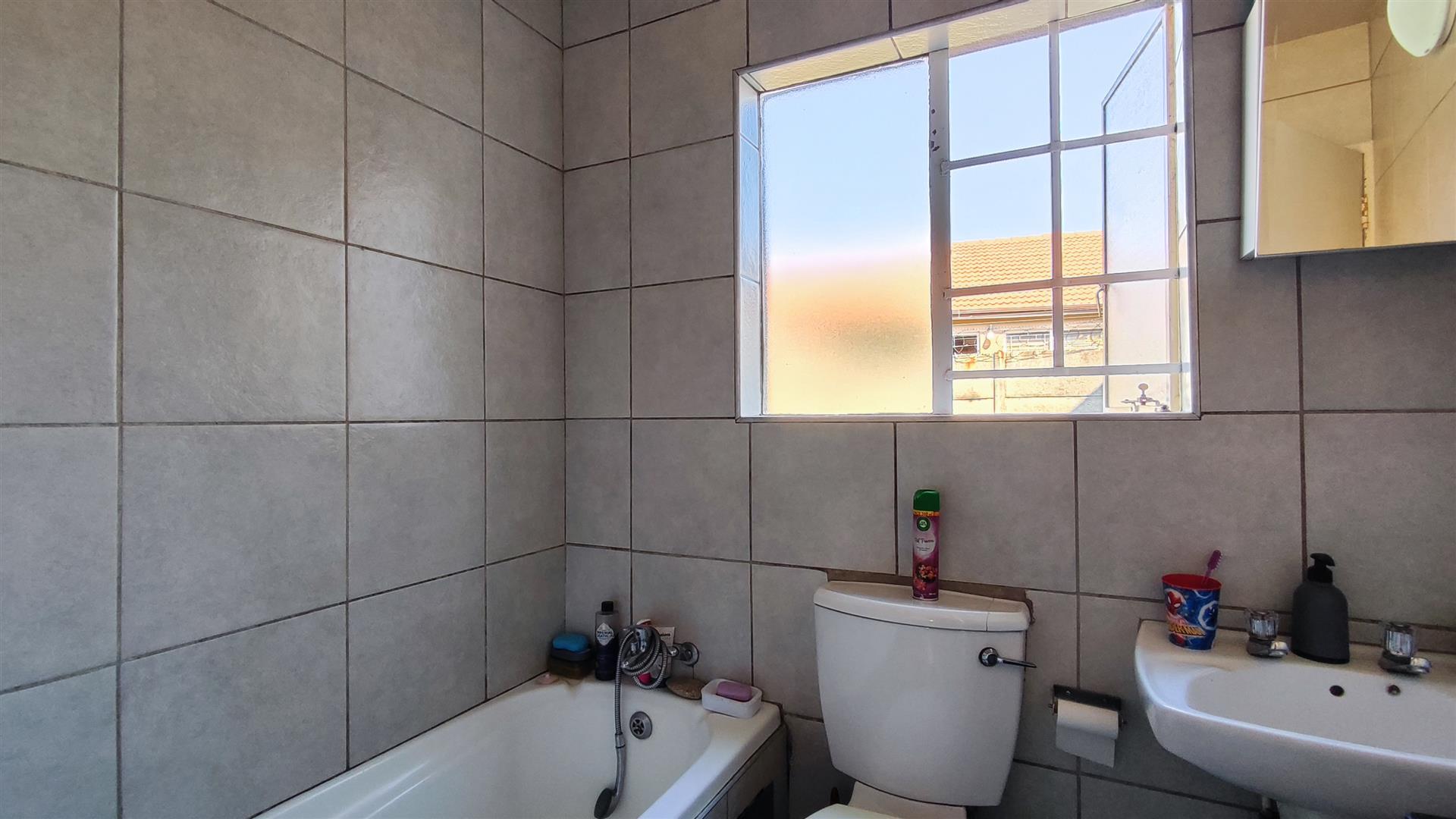 Bathroom 1 - 4 square meters of property in Glen Marais