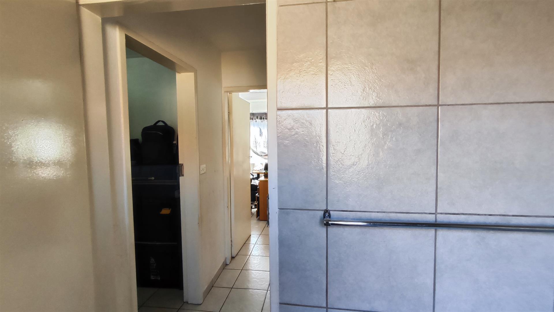 Bathroom 1 - 4 square meters of property in Glen Marais