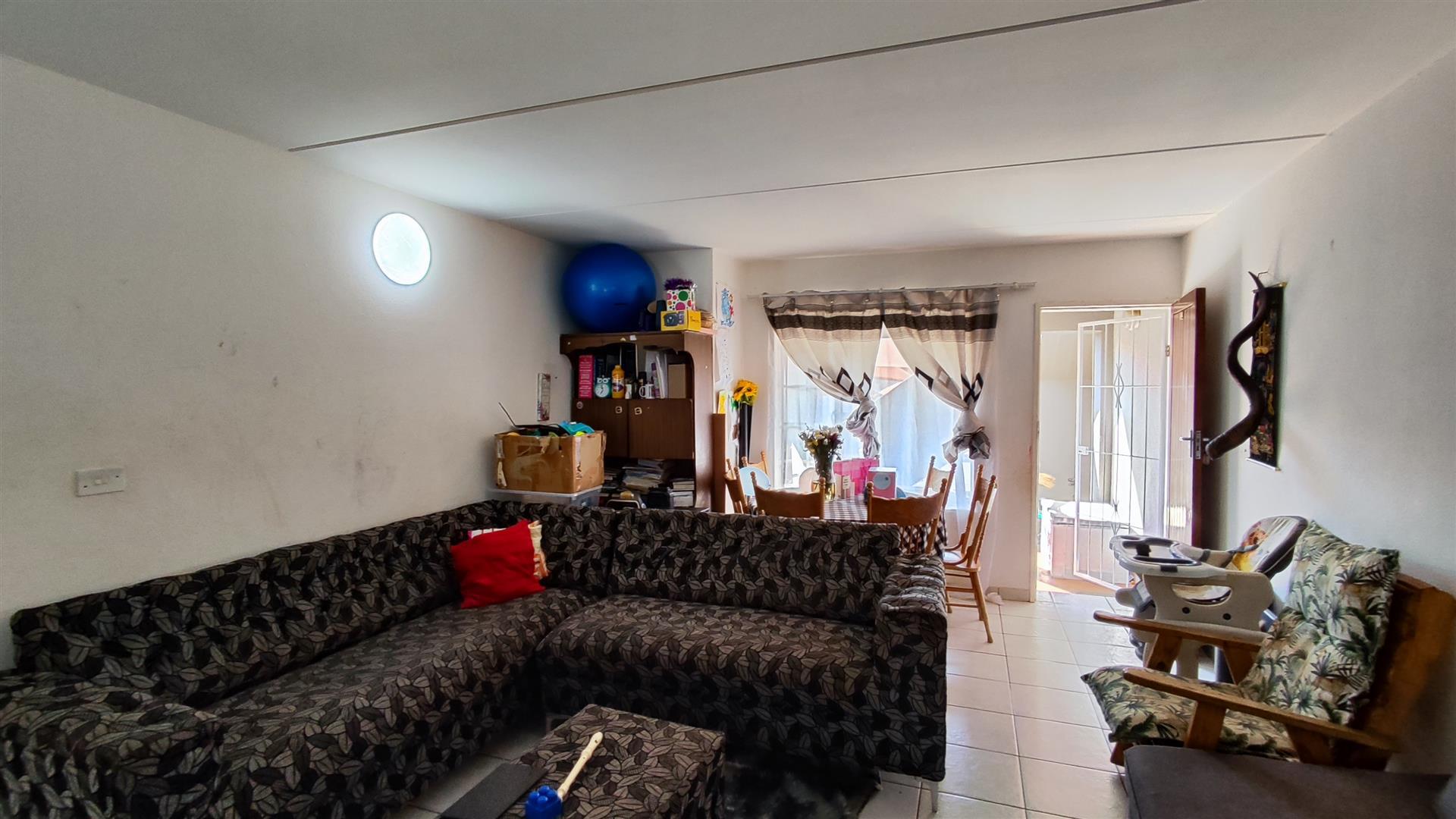 Lounges - 26 square meters of property in Glen Marais