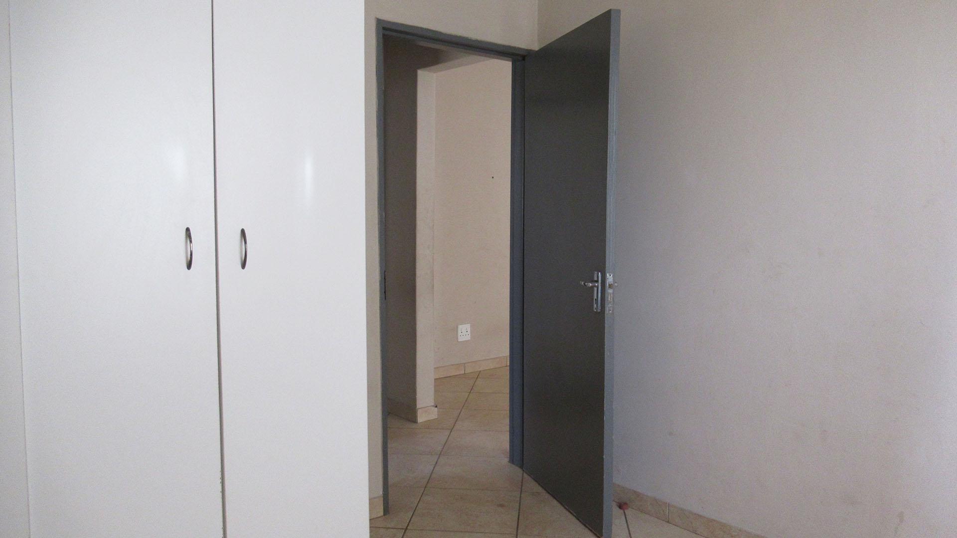 Bed Room 1 - 10 square meters of property in Jabulani