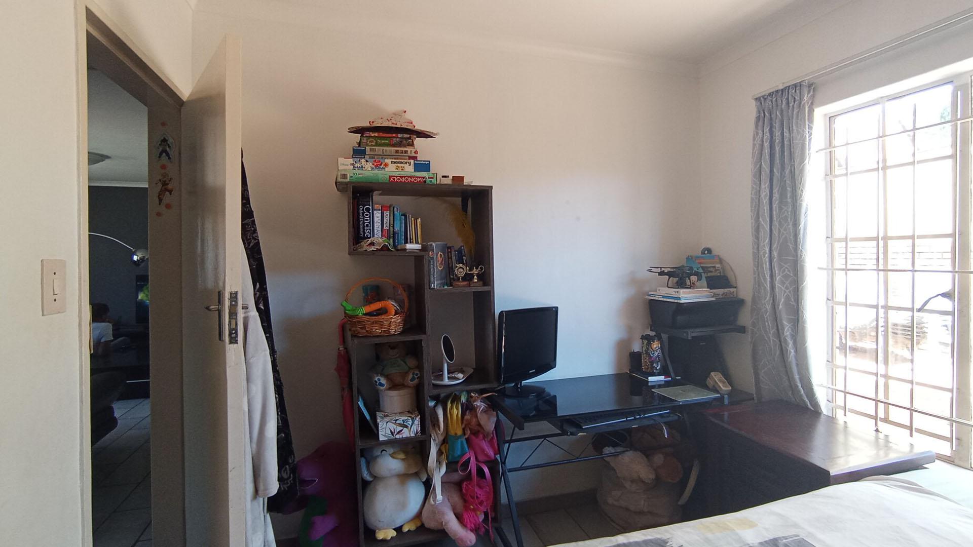 Bed Room 2 - 9 square meters of property in Zwartkop