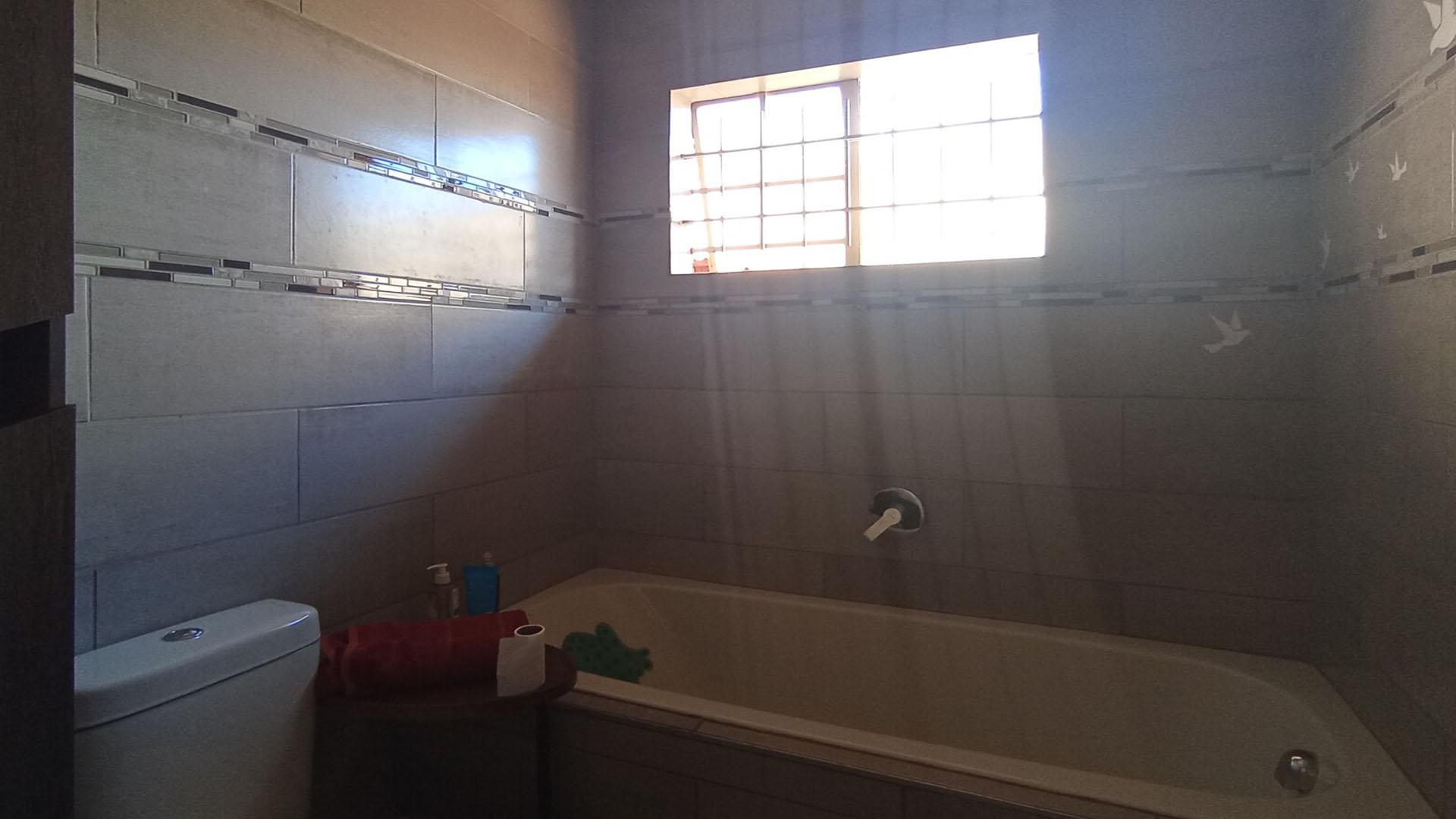 Bathroom 1 - 6 square meters of property in Zwartkop