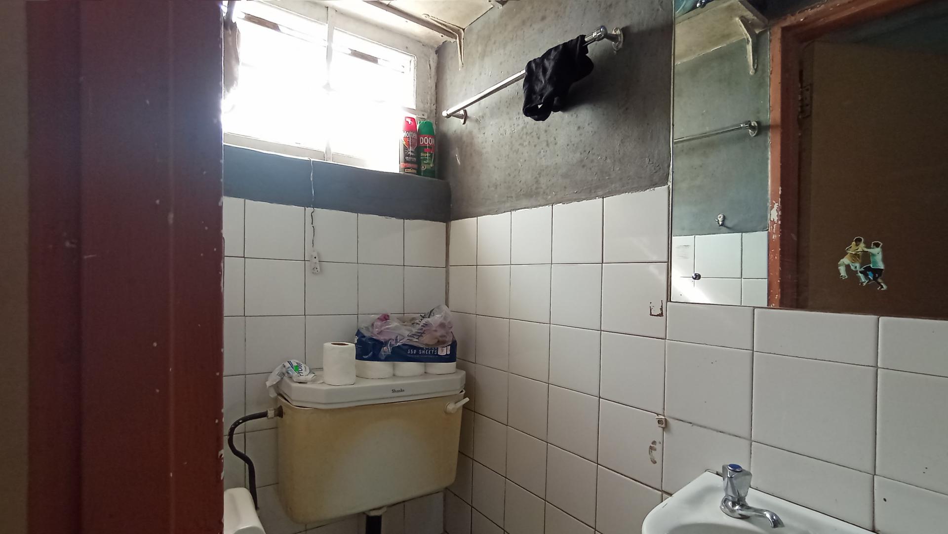 Bathroom 2 - 3 square meters of property in Brixton