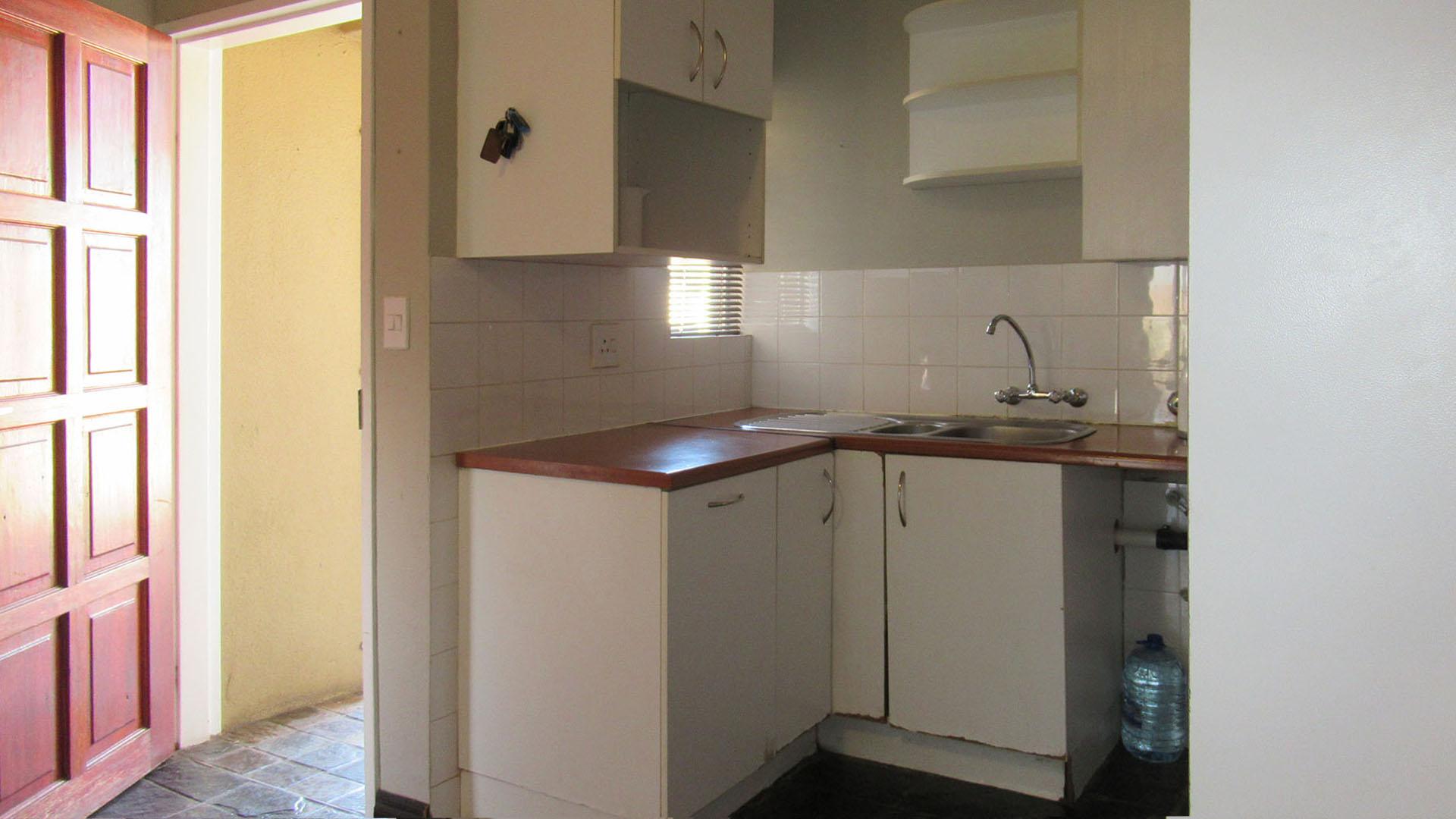 Kitchen - 16 square meters of property in Radiokop