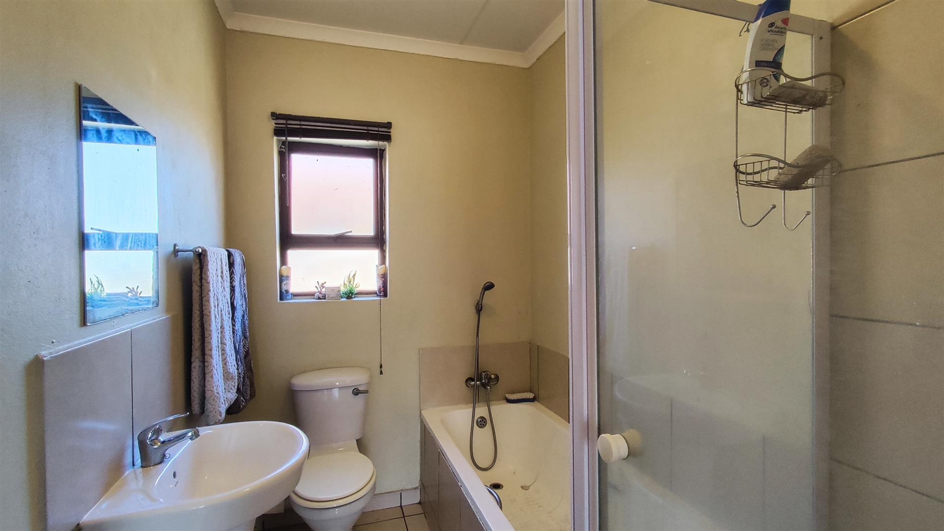 Main Bathroom - 6 square meters of property in Witfield