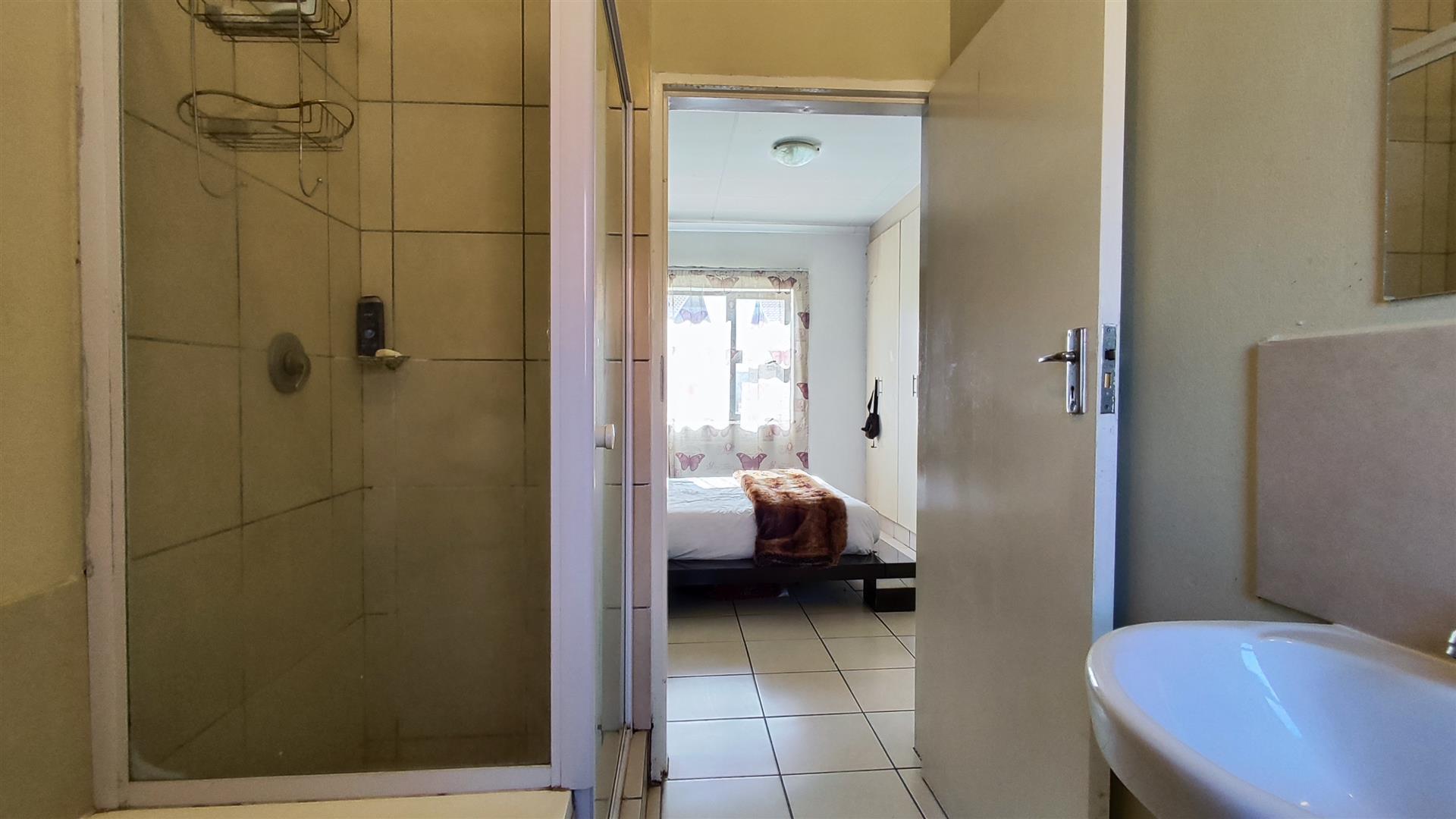 Main Bathroom - 6 square meters of property in Witfield