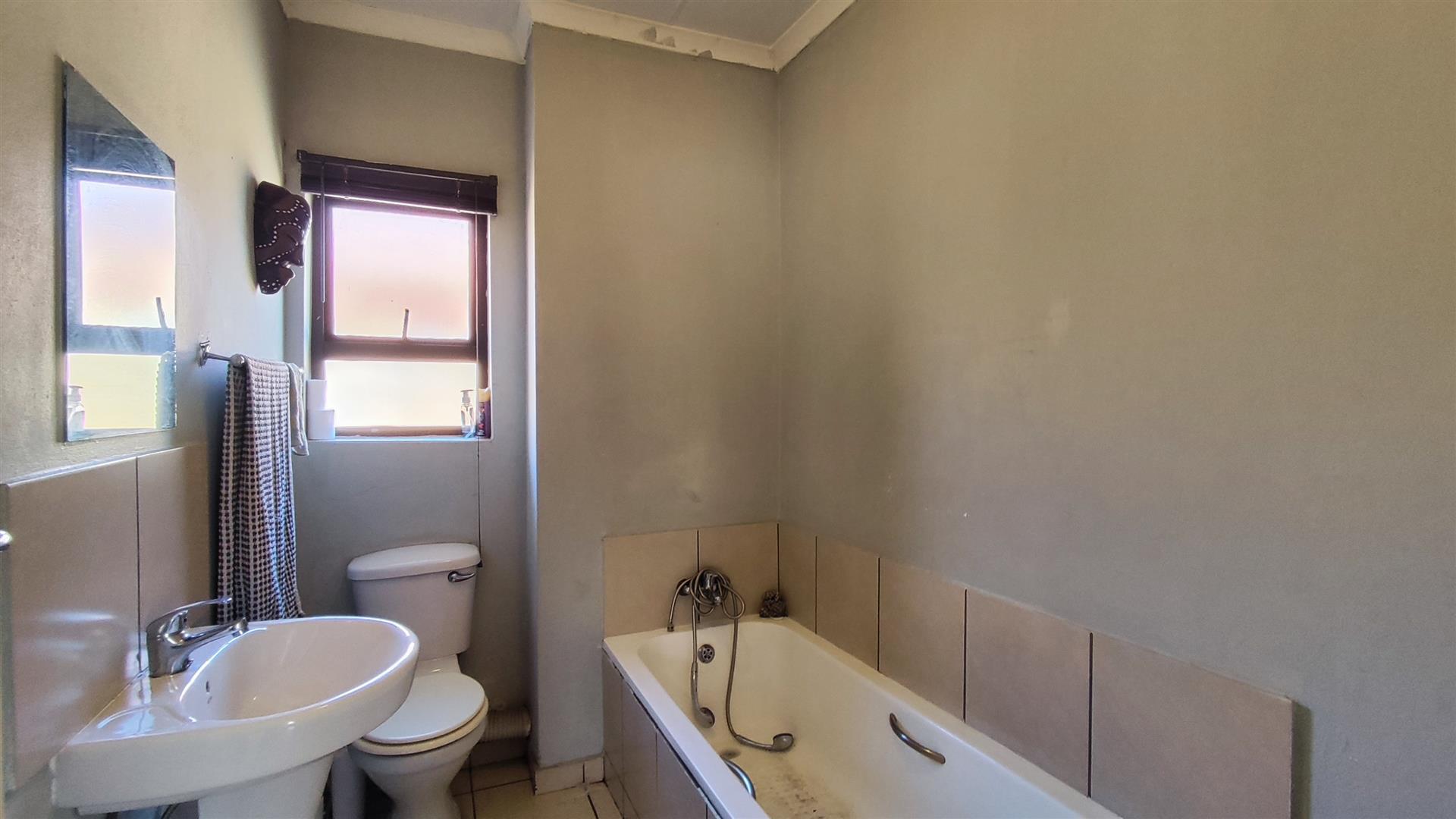 Bathroom 1 - 6 square meters of property in Witfield