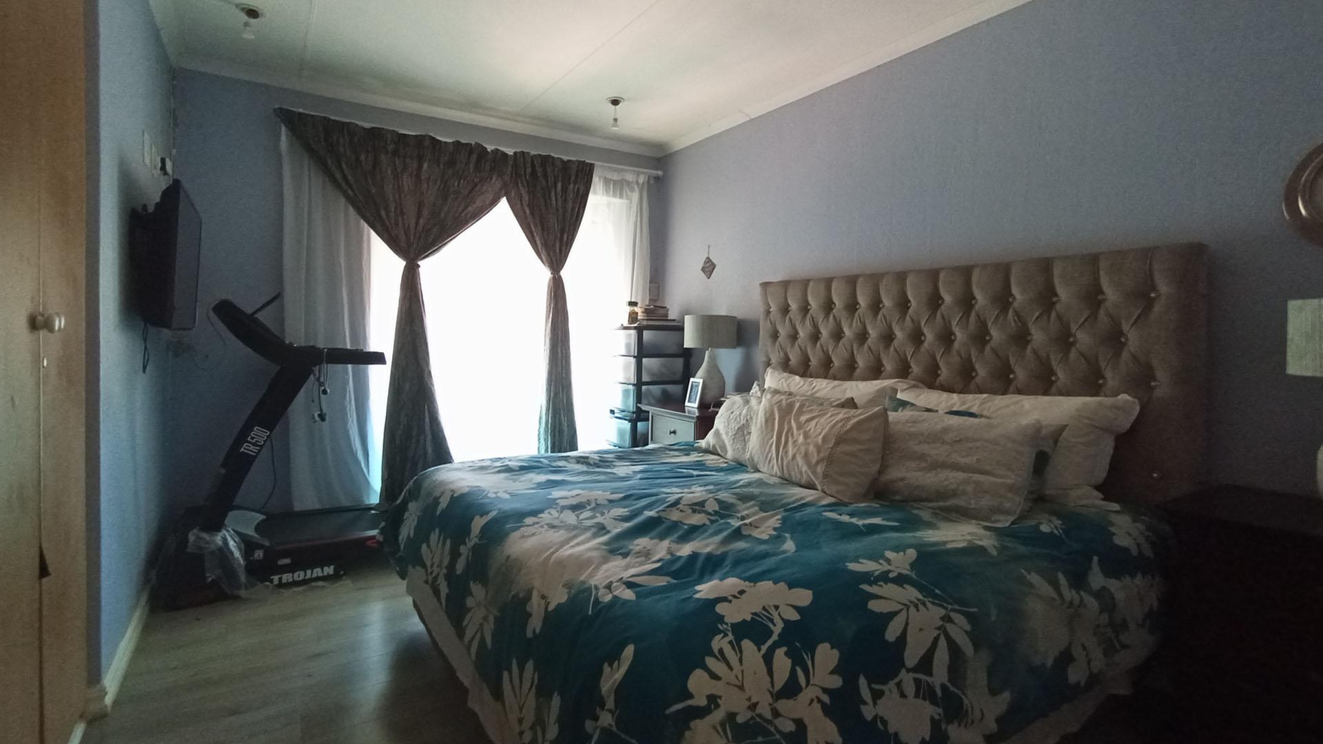 Main Bedroom - 19 square meters of property in Die Hoewes