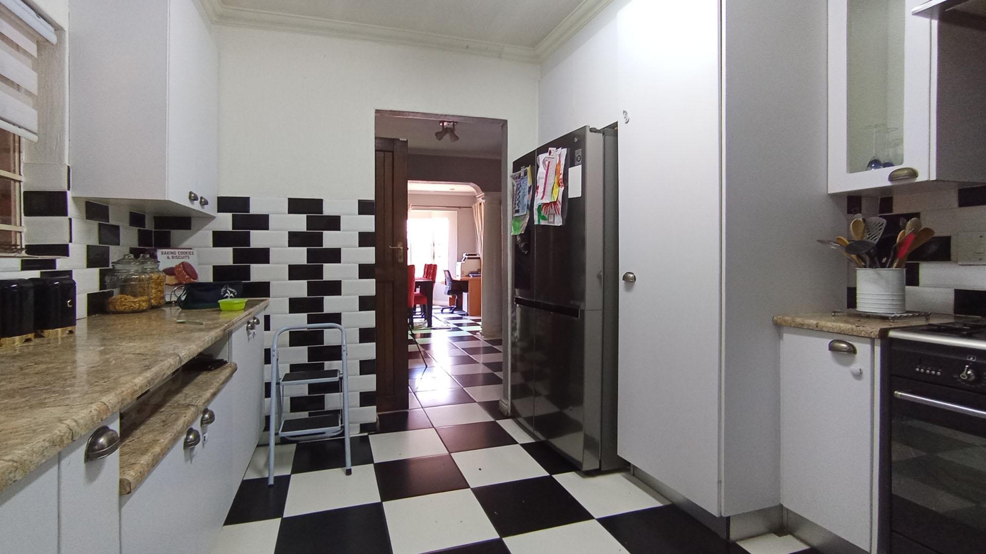 Kitchen - 12 square meters of property in Die Hoewes