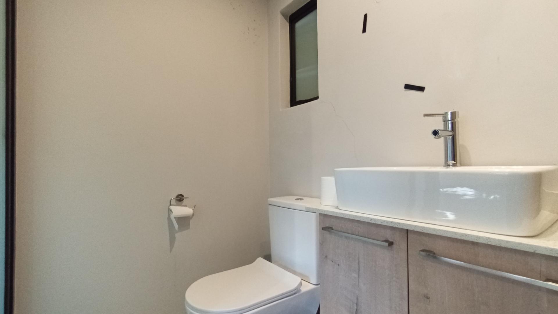 Main Bathroom - 4 square meters of property in Menlo Park