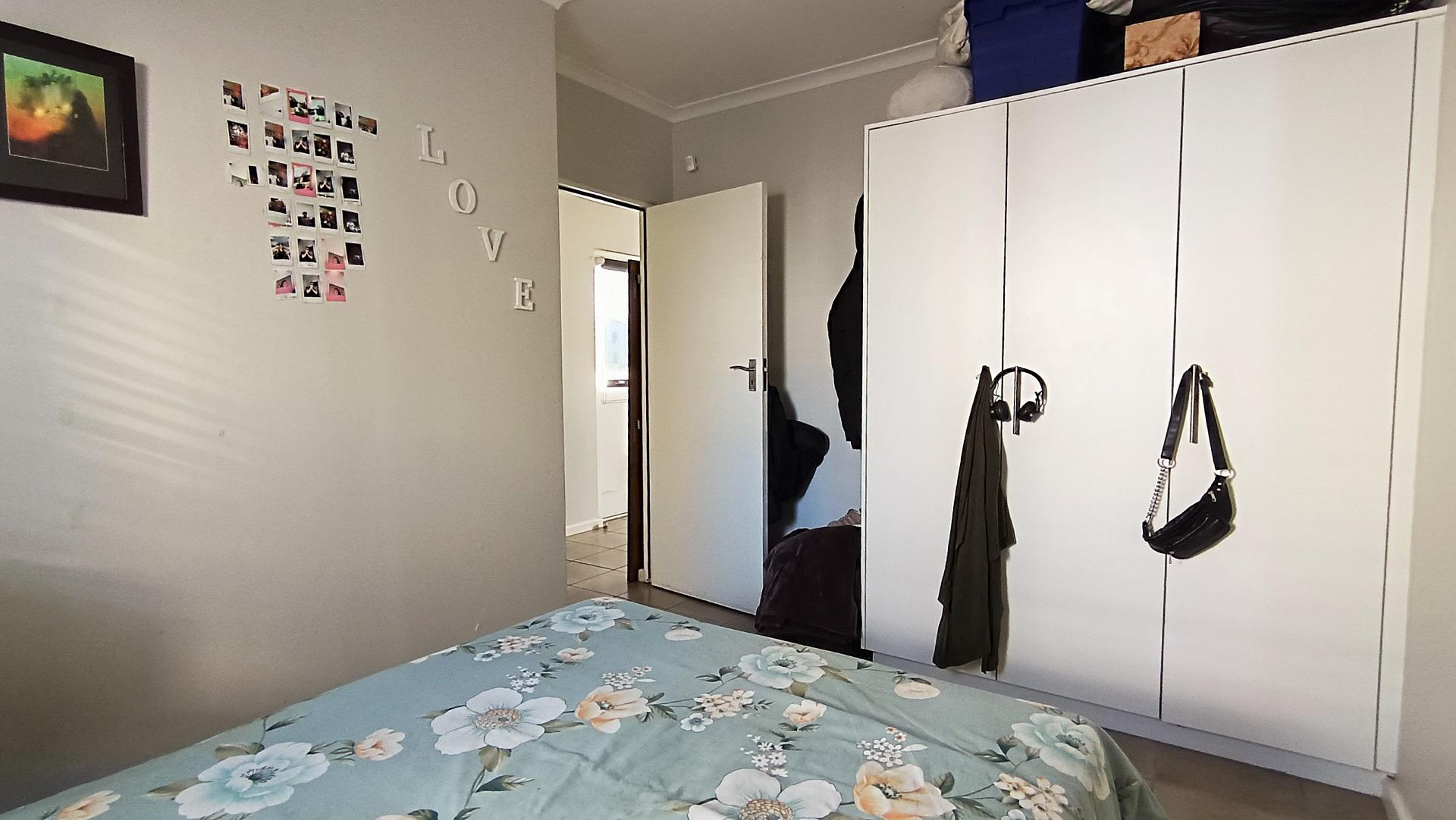Bed Room 1 - 10 square meters of property in Cape Town Centre