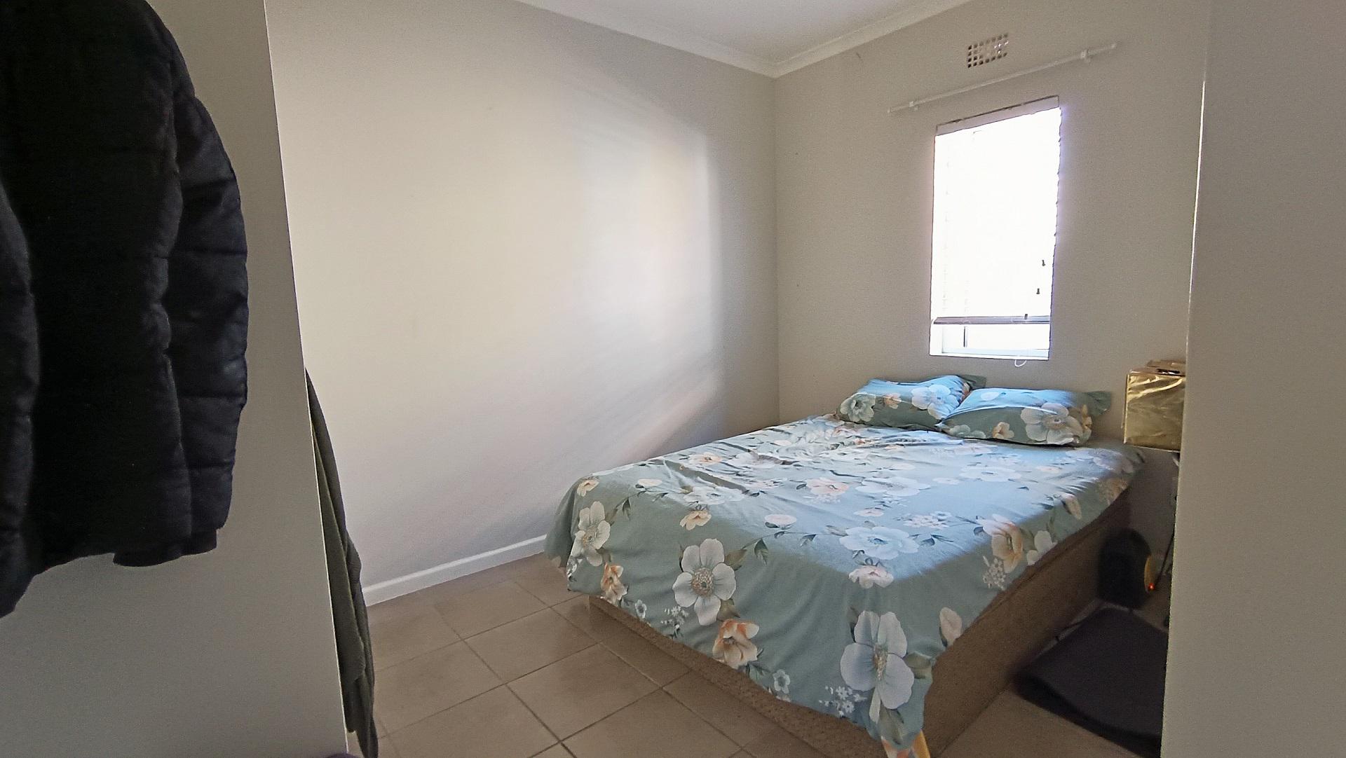 Bed Room 1 - 10 square meters of property in Cape Town Centre