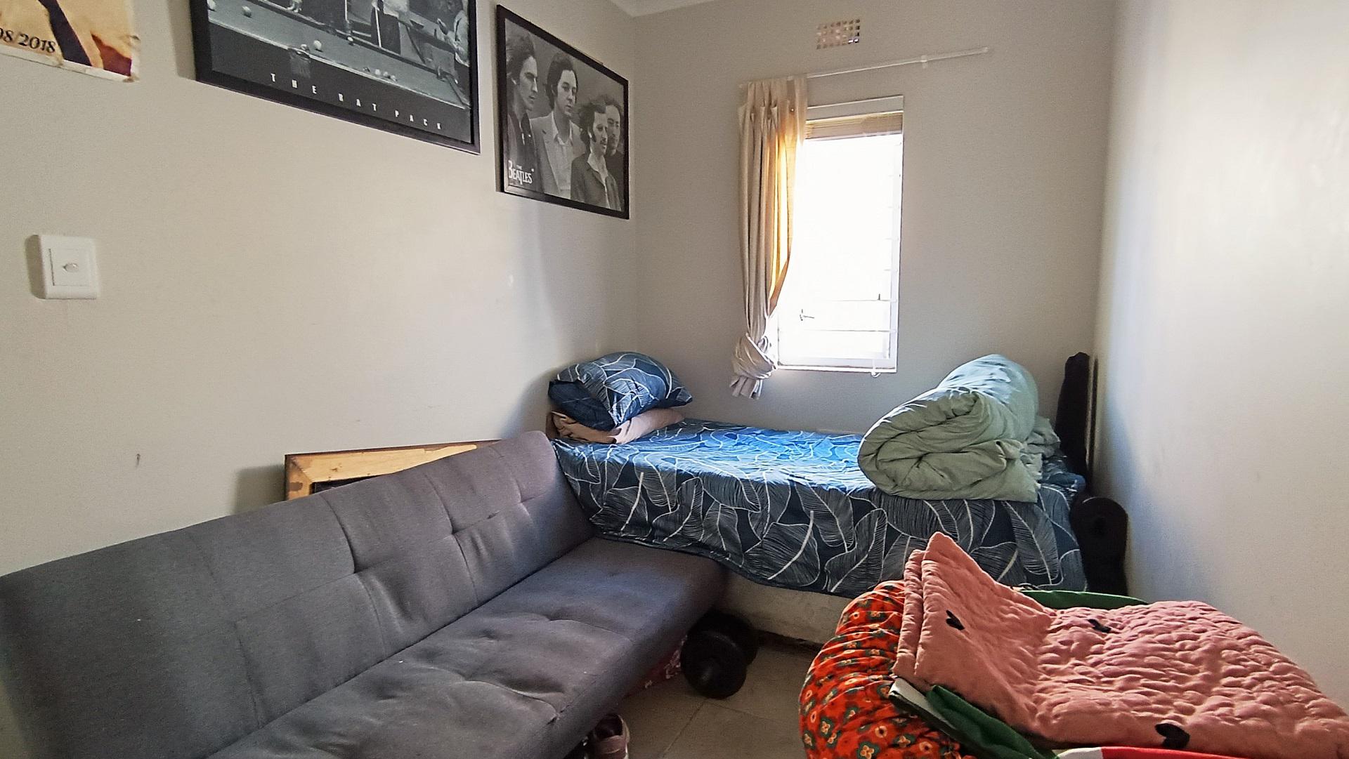 Bed Room 2 - 8 square meters of property in Cape Town Centre