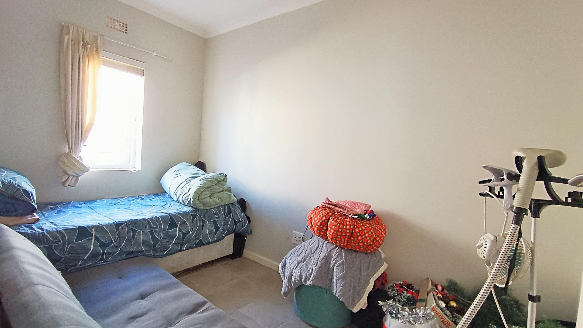 Bed Room 2 - 8 square meters of property in Cape Town Centre