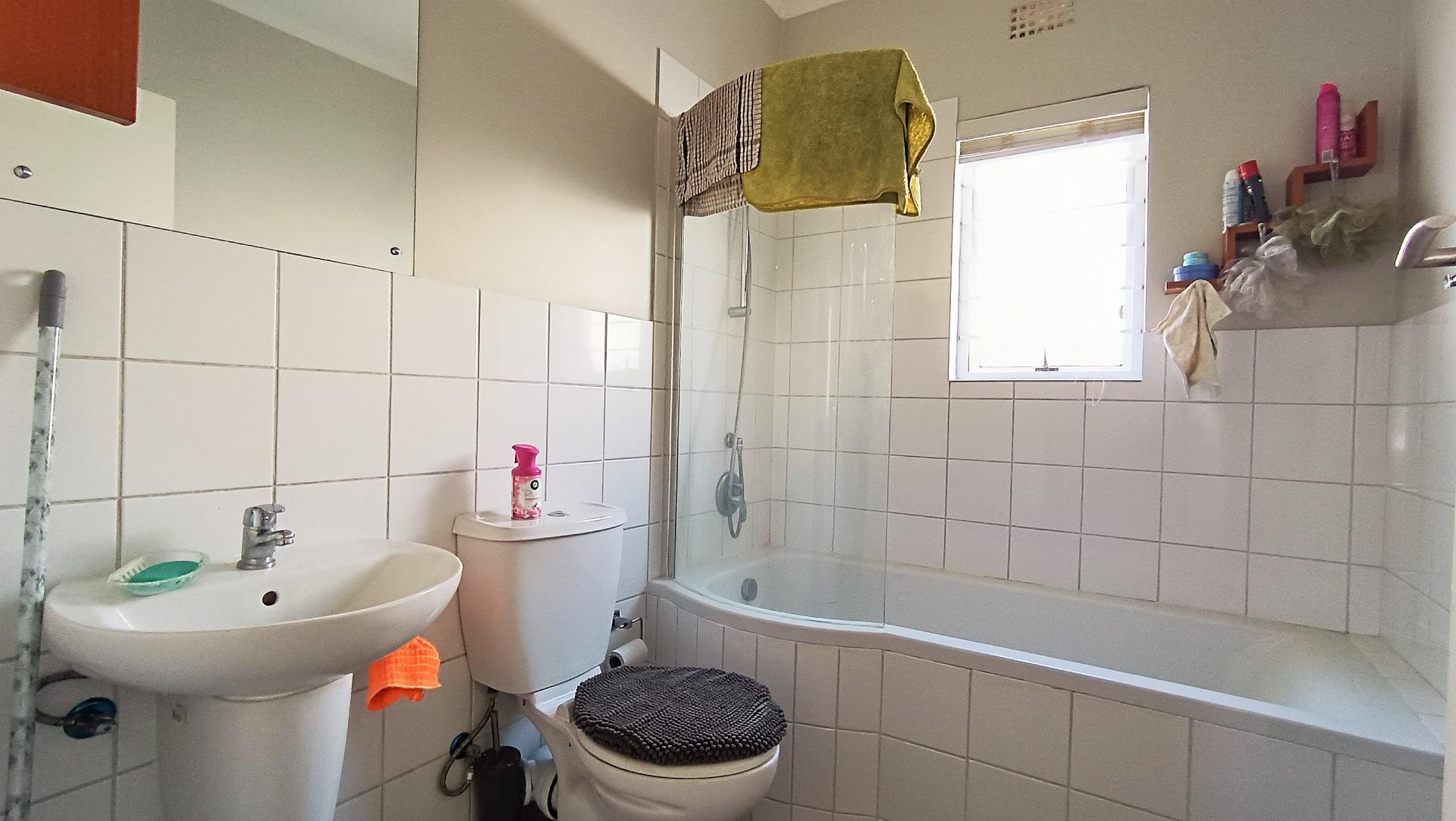 Bathroom 1 - 5 square meters of property in Cape Town Centre