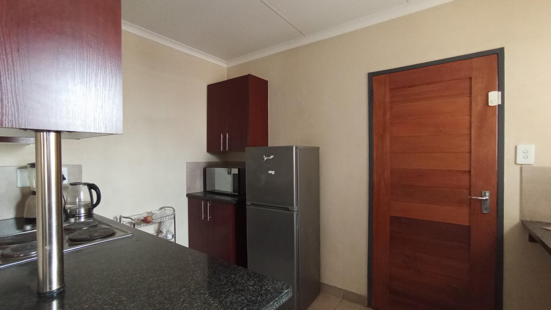 Kitchen - 9 square meters of property in Kosmosdal