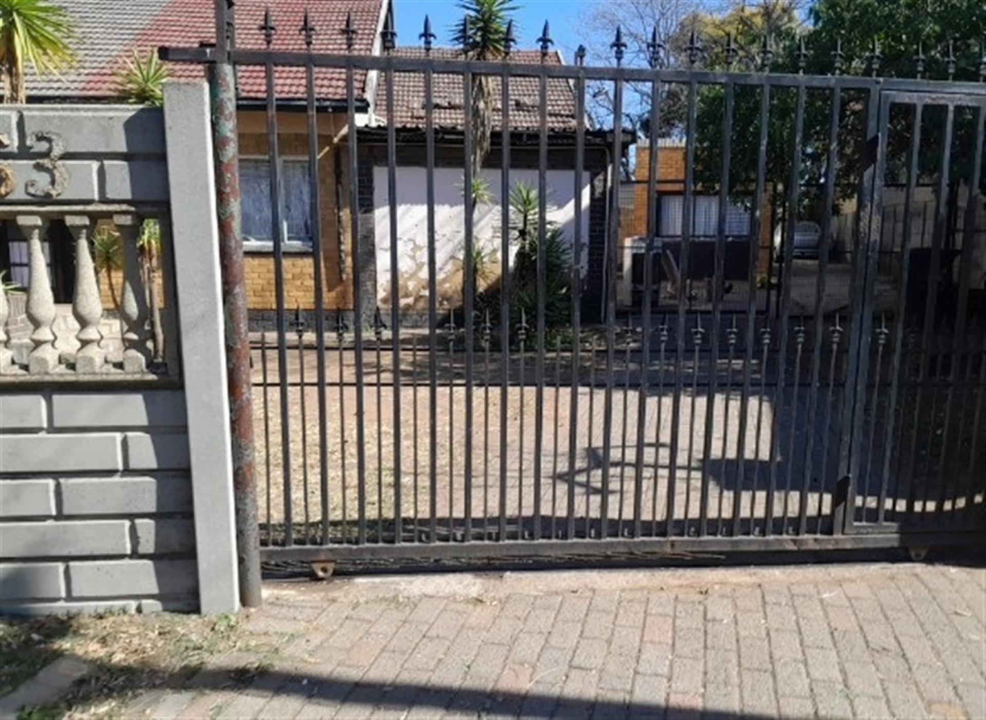 Front View of property in Primrose