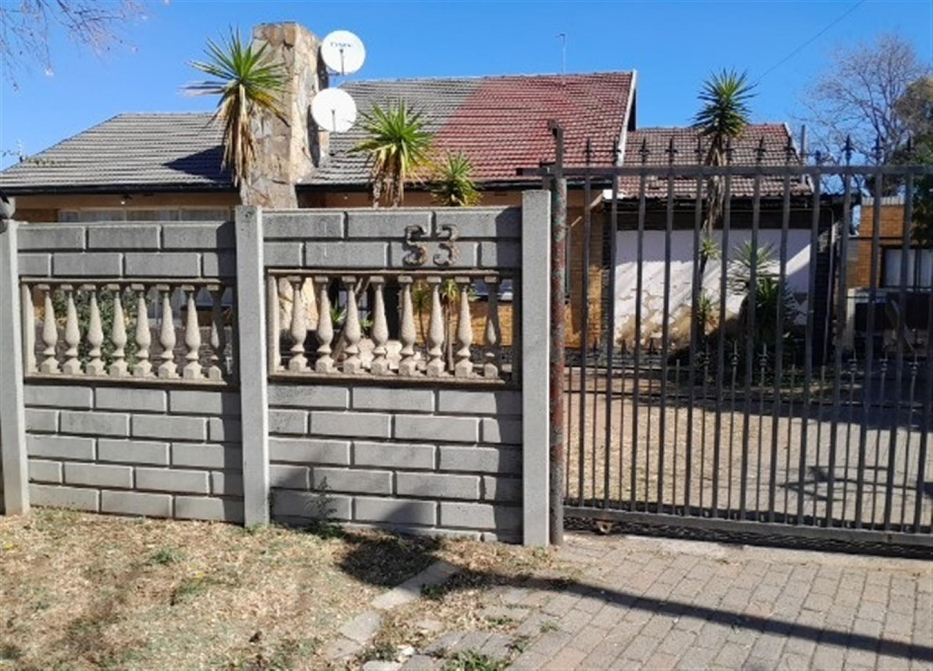 Front View of property in Primrose