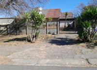 Front View of property in Primrose