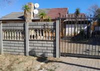 Front View of property in Primrose