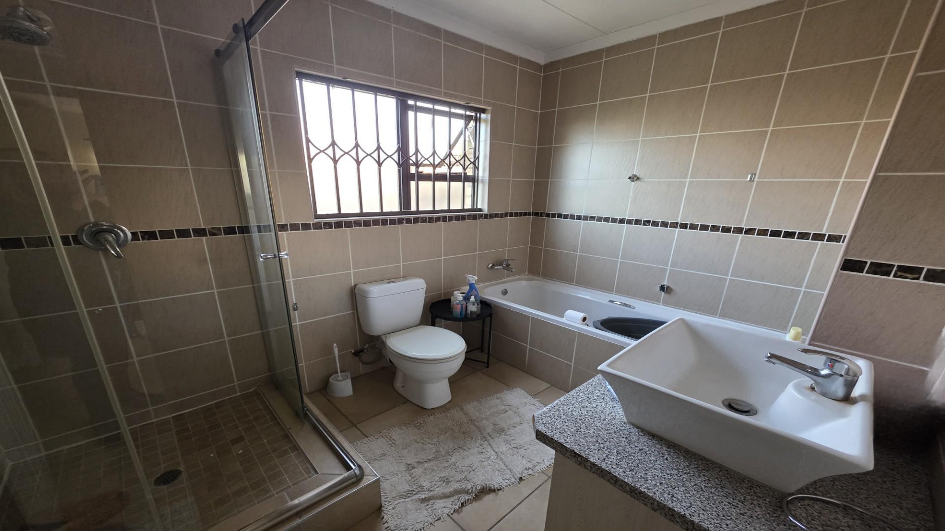 Bathroom 1 of property in Shellyvale