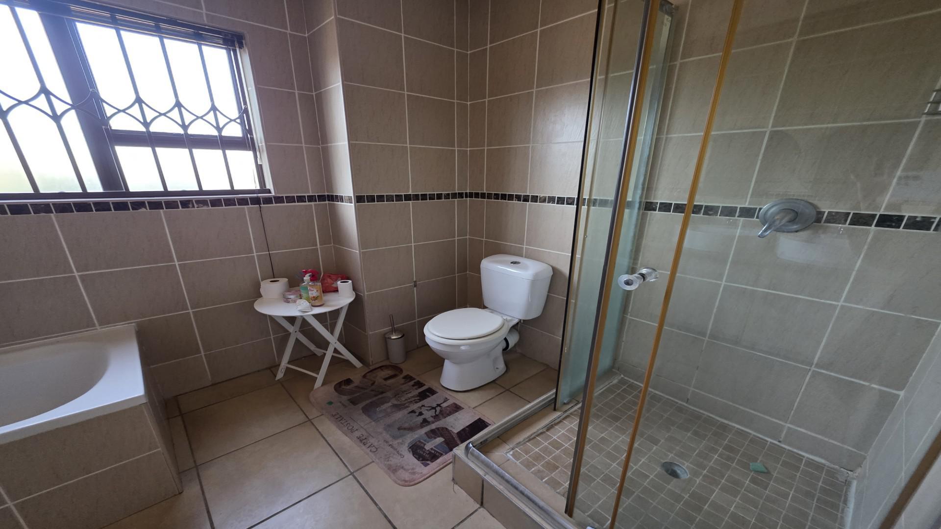 Bathroom 2 of property in Shellyvale