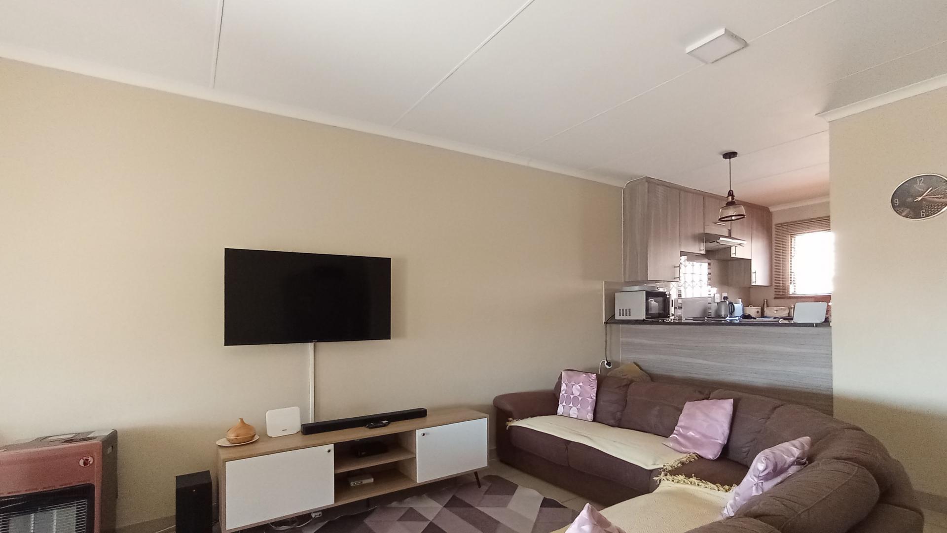 Lounges - 14 square meters of property in Heatherview