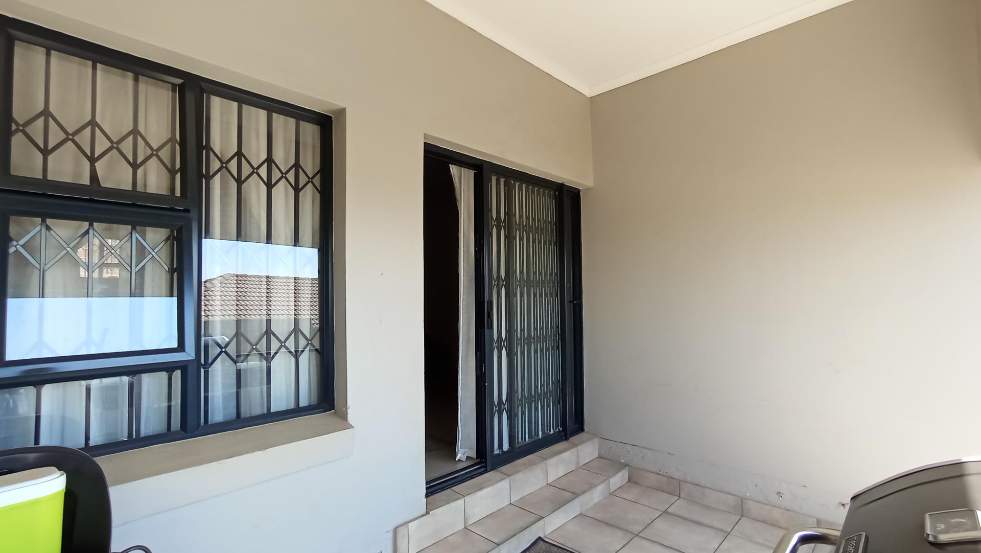 Patio - 11 square meters of property in Heatherview