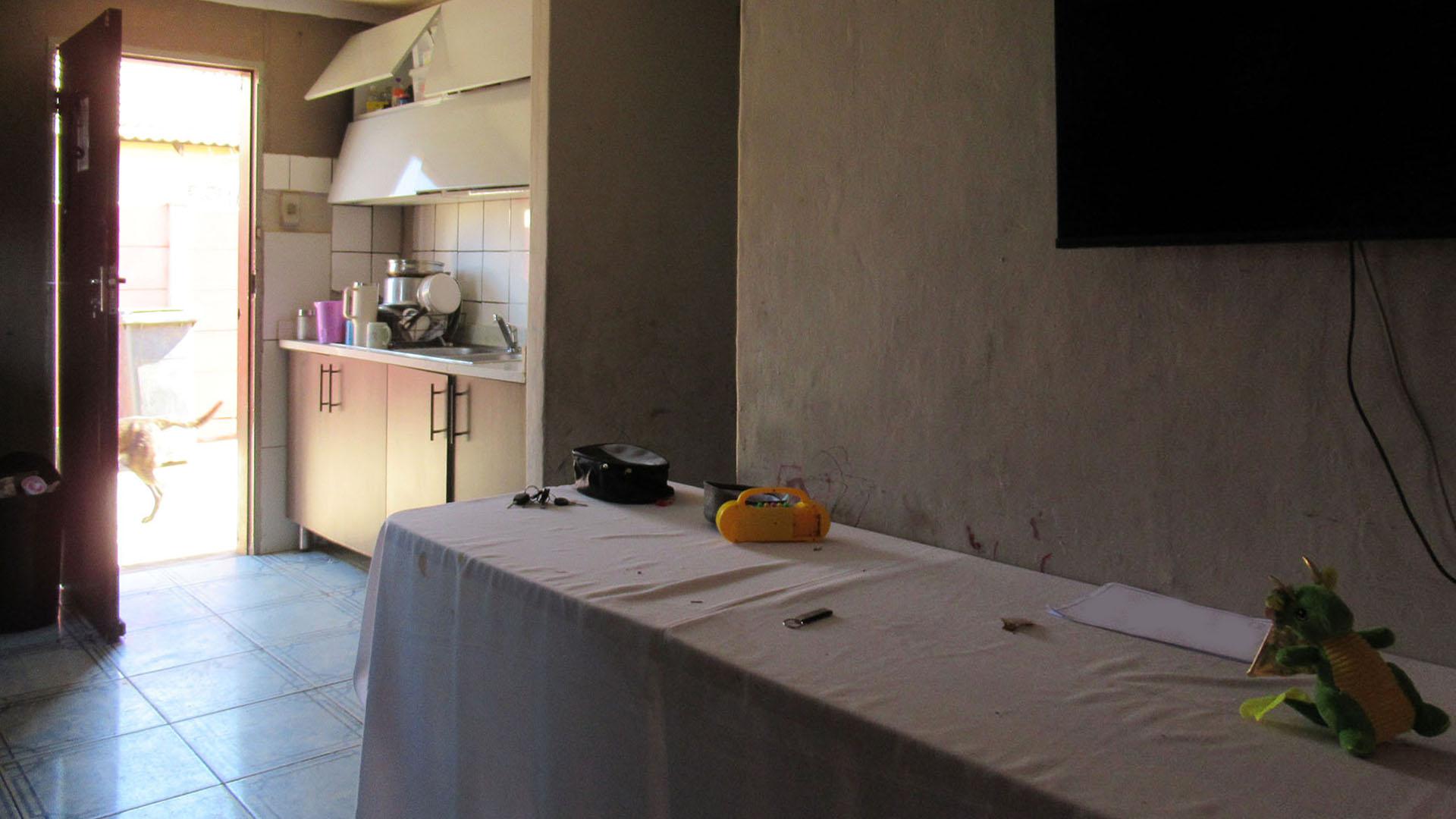 Lounges - 10 square meters of property in Lenasia