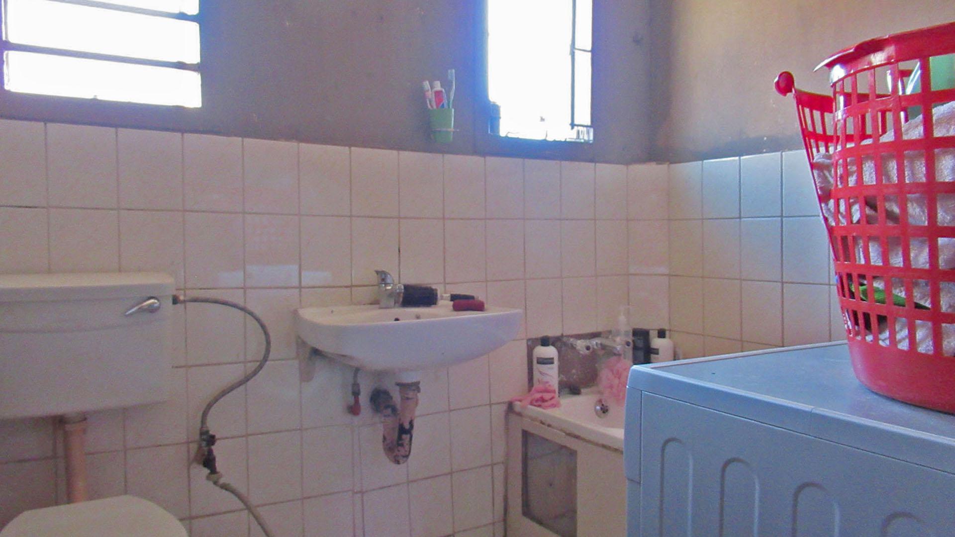 Bathroom 1 - 5 square meters of property in Lenasia