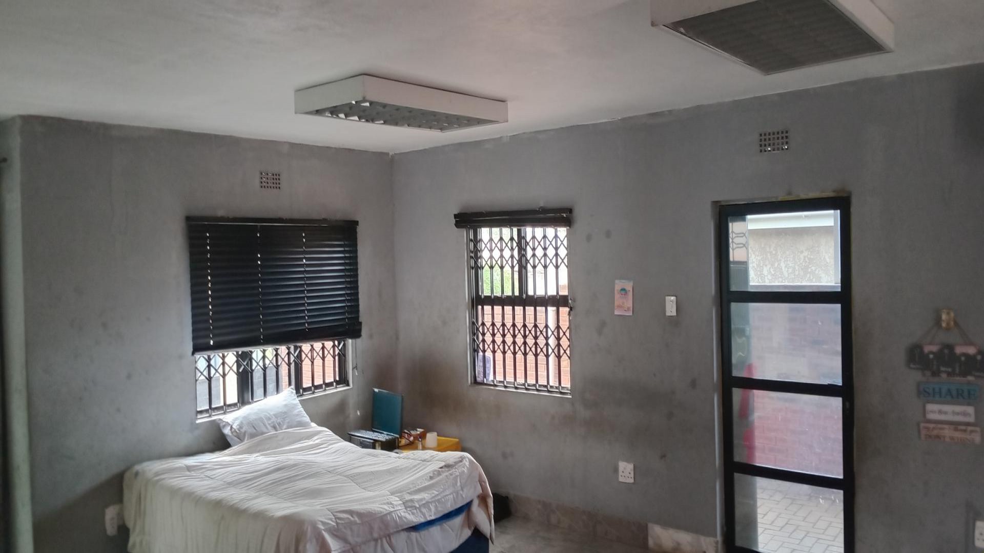 Bed Room 1 of property in KwaMashu