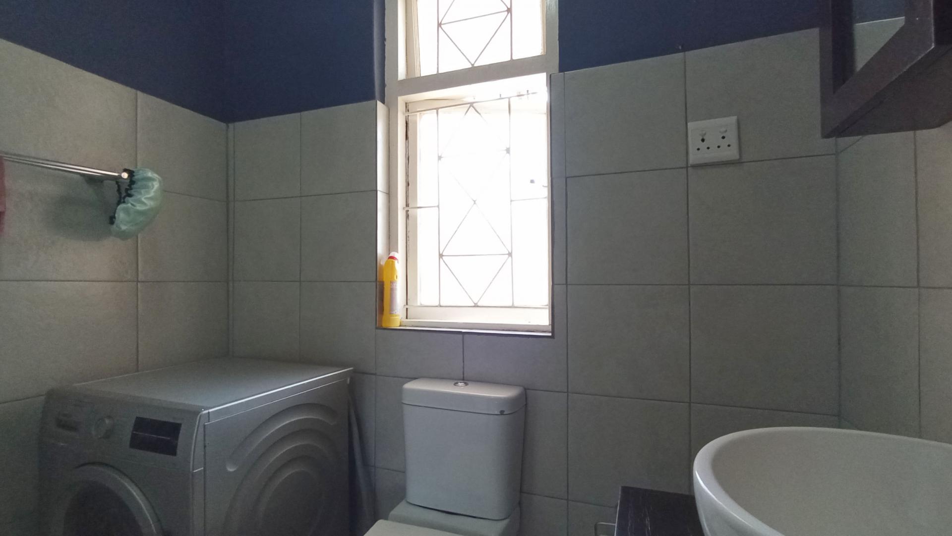 Bathroom 1 - 14 square meters of property in Kensington - JHB