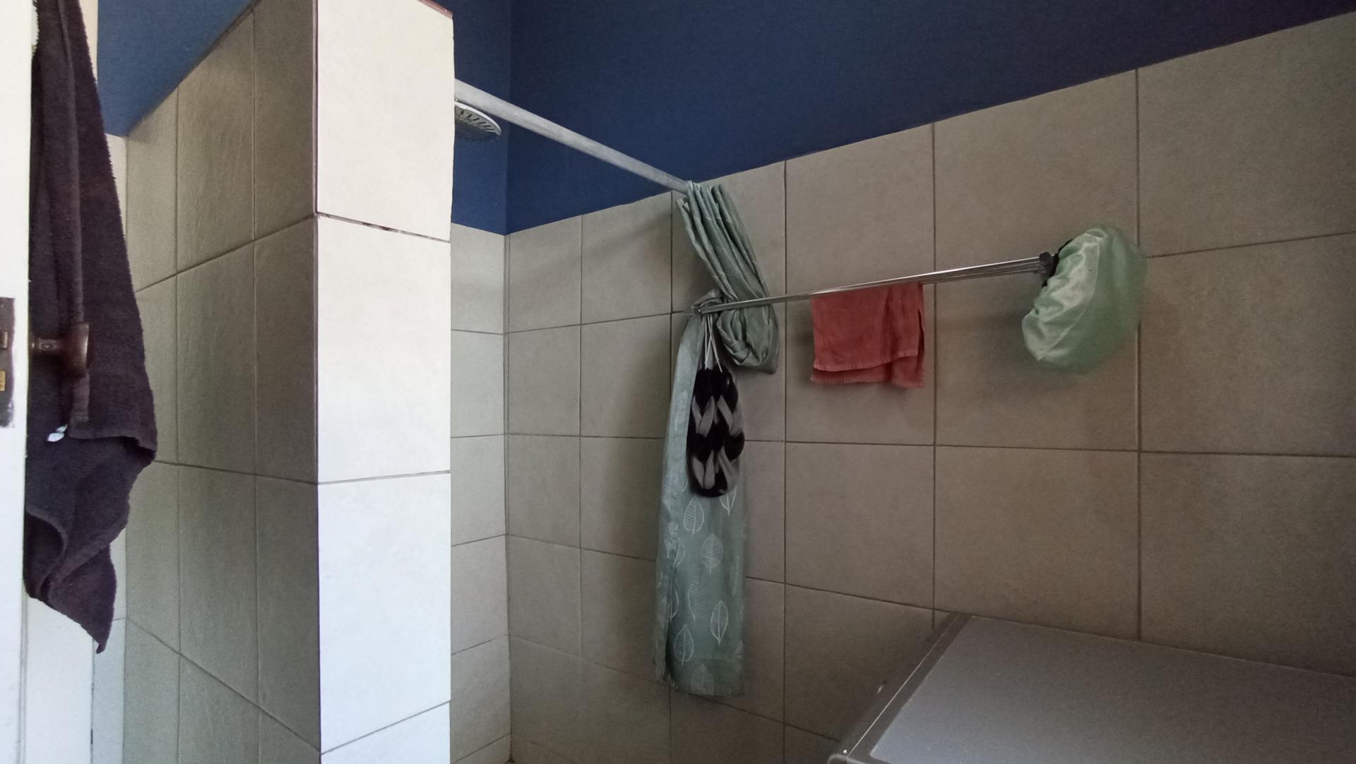 Bathroom 1 - 14 square meters of property in Kensington - JHB