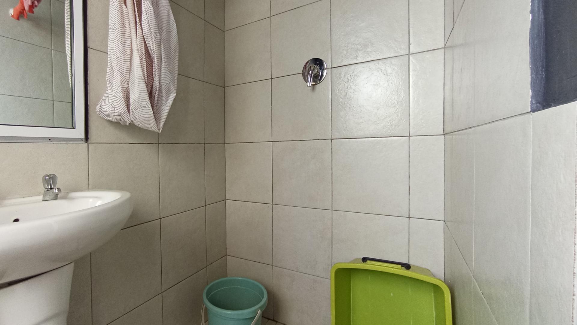 Bathroom 1 - 14 square meters of property in Kensington - JHB