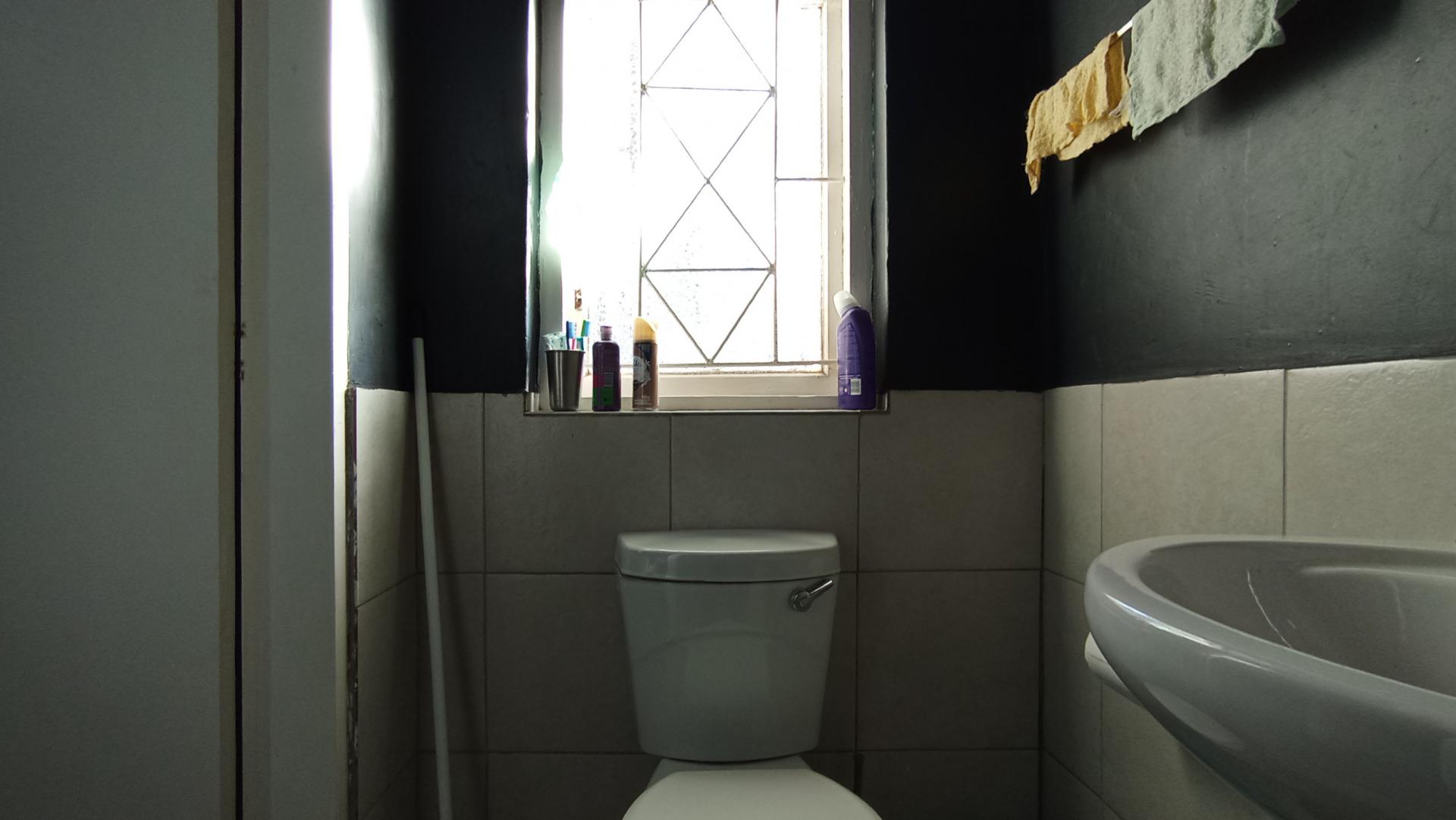Bathroom 1 - 14 square meters of property in Kensington - JHB